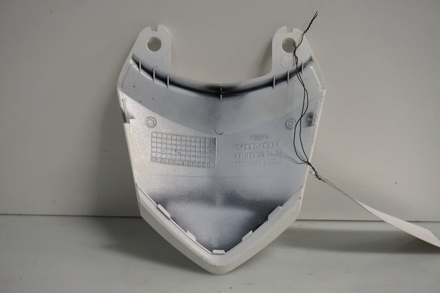 Snett nerifrån på Bakvinge från en Honda CB 500 F -2013 motorcykel.