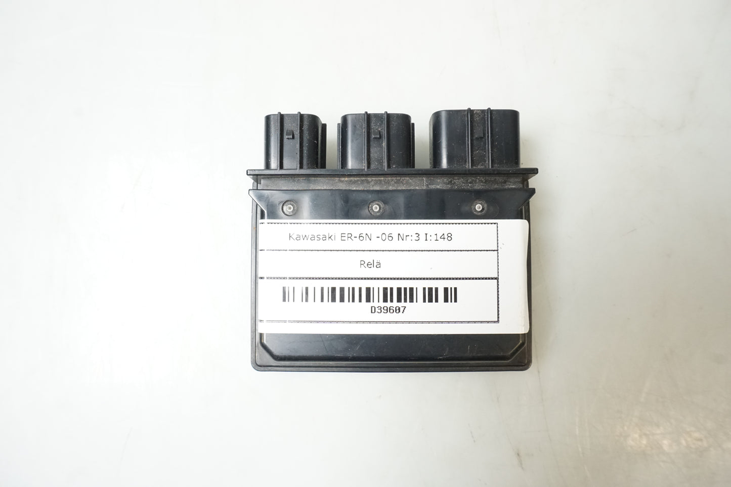 Framsidan på Relä från en Kawasaki ER-6N -2006 motorcykel.
