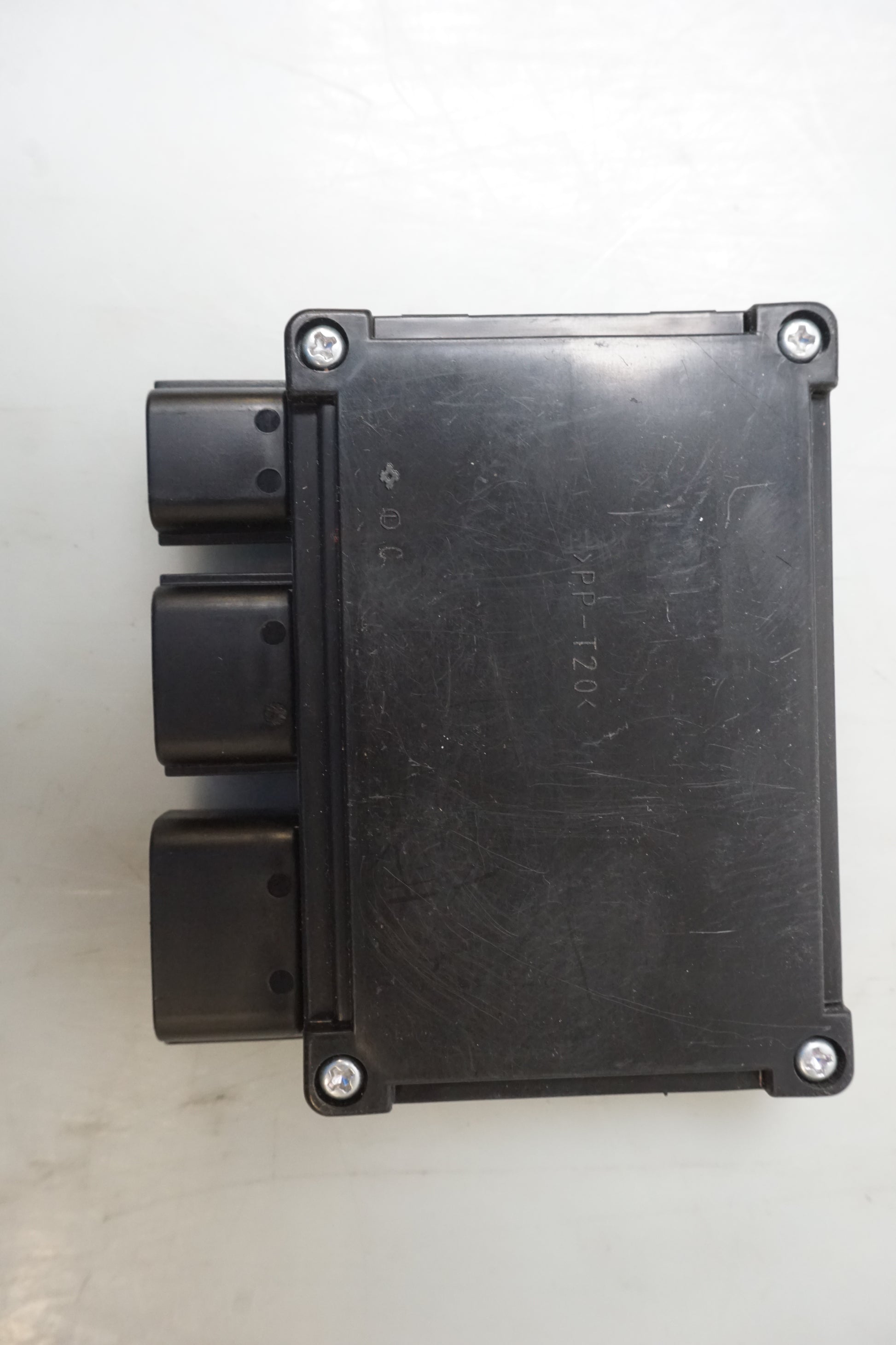 Baksidan på Relä från en Kawasaki GTR 1400 -2008 motorcykel.