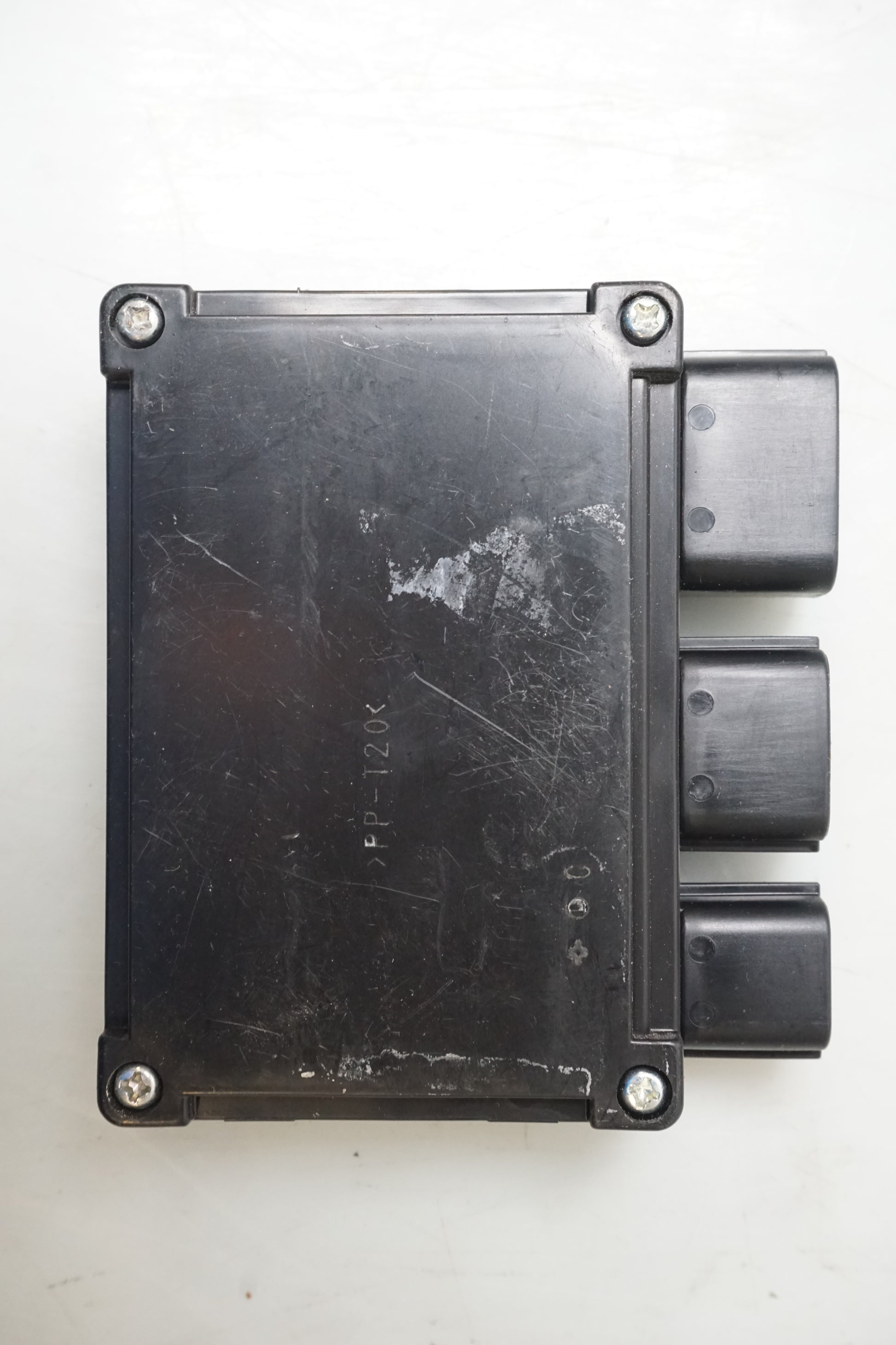 Baksidan på Reläbox från en Kawasaki Z 900 -2017 motorcykel.