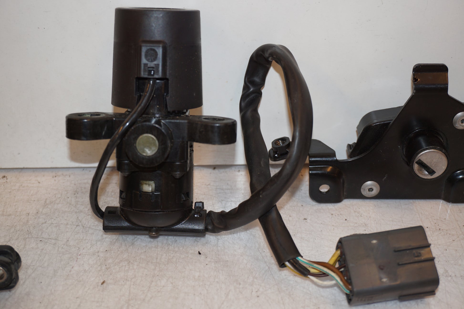 Snett nerifrån på Låssats från en Triumph Speed Triple -2011 motorcykel.