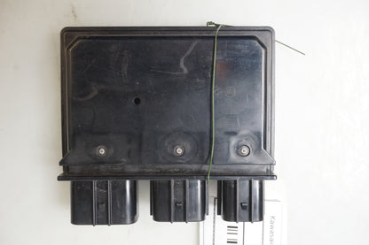 Baksidan på Reläbox från en Kawasaki Ninja 300 -2014 motorcykel.