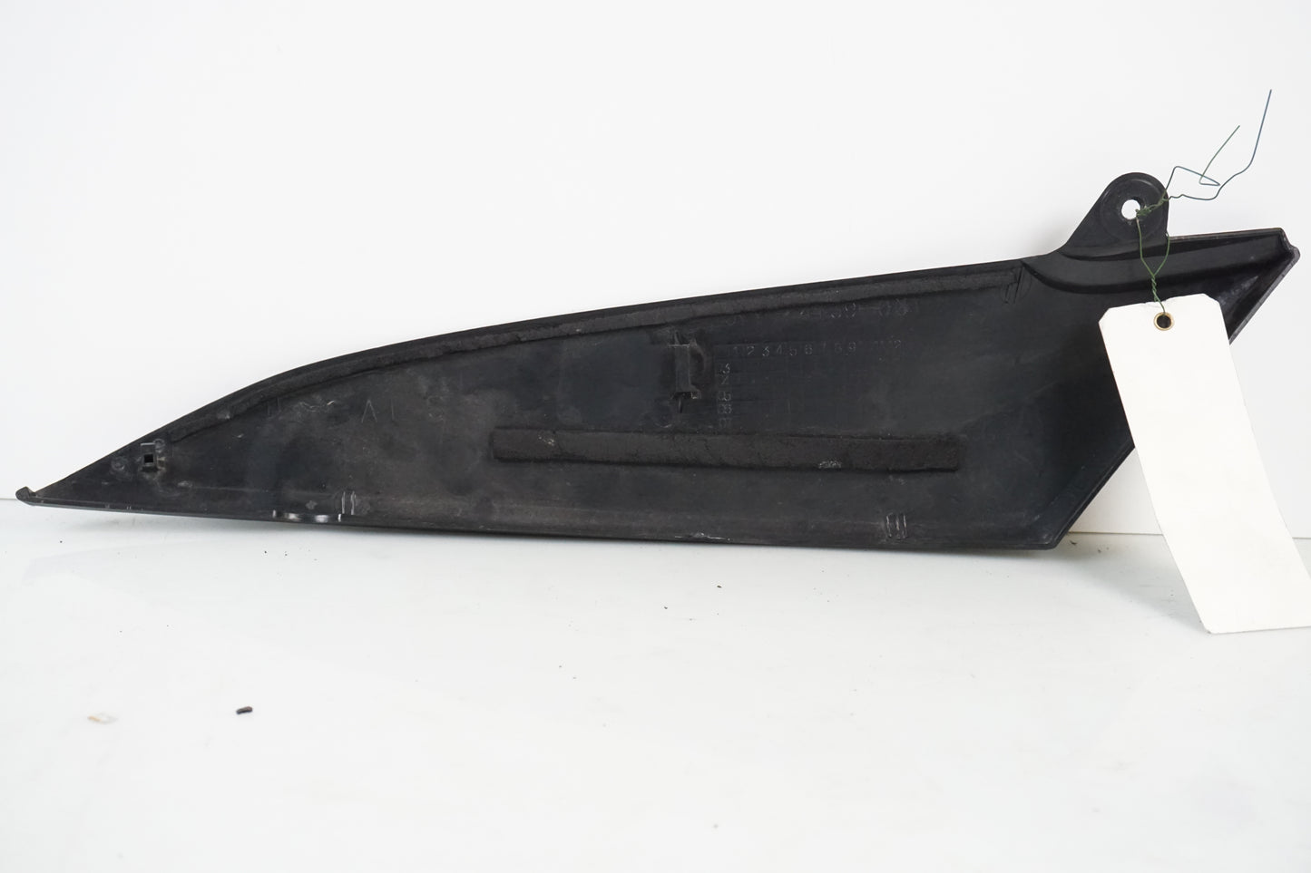 Snett nerifrån på Bensintankskåpa från en Yamaha YZF 1000 R1 -2005 motorcykel.