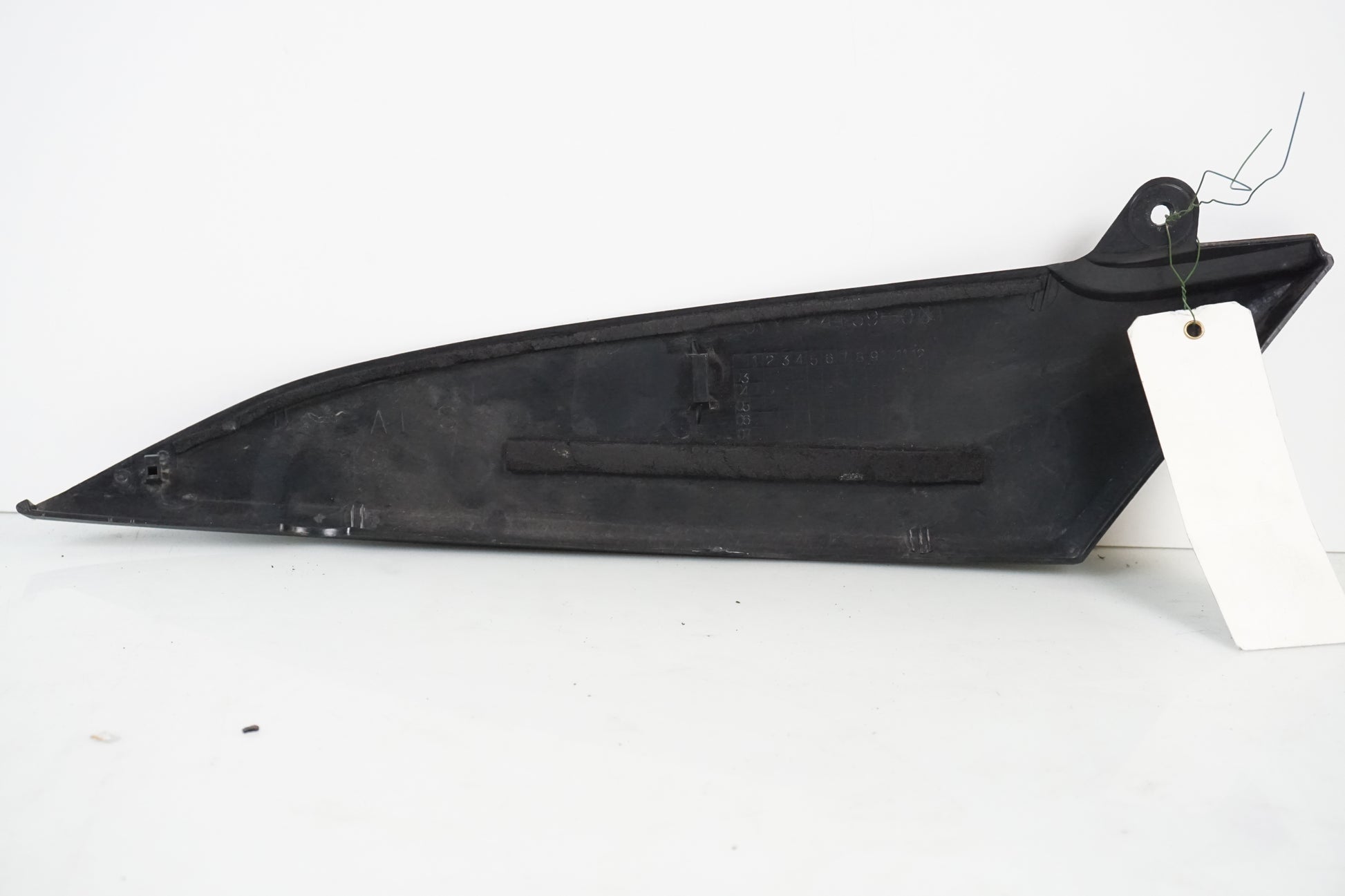 Snett nerifrån på Bensintankskåpa från en Yamaha YZF 1000 R1 -2005 motorcykel.