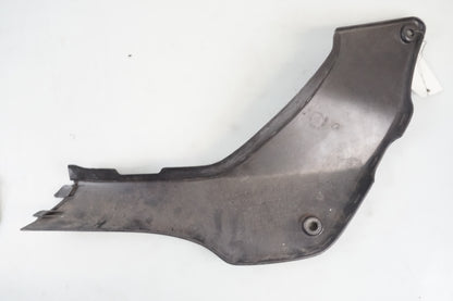 Snett nerifrån på Sidopanel från en Honda CB 600 Hornet -2001 motorcykel.