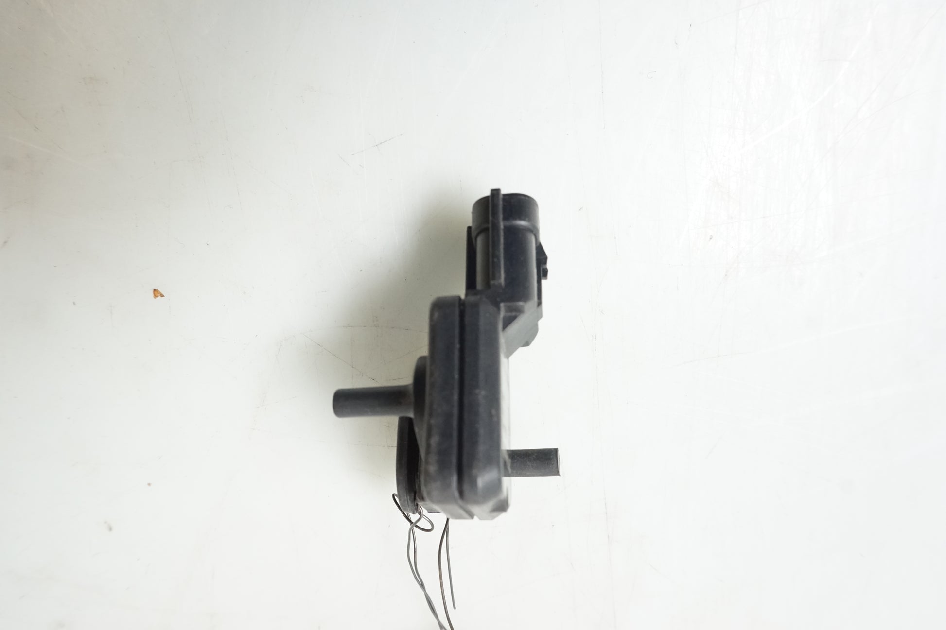 Baksidan på Trycksensor från en Kawasaki Z 750 -2008 motorcykel.