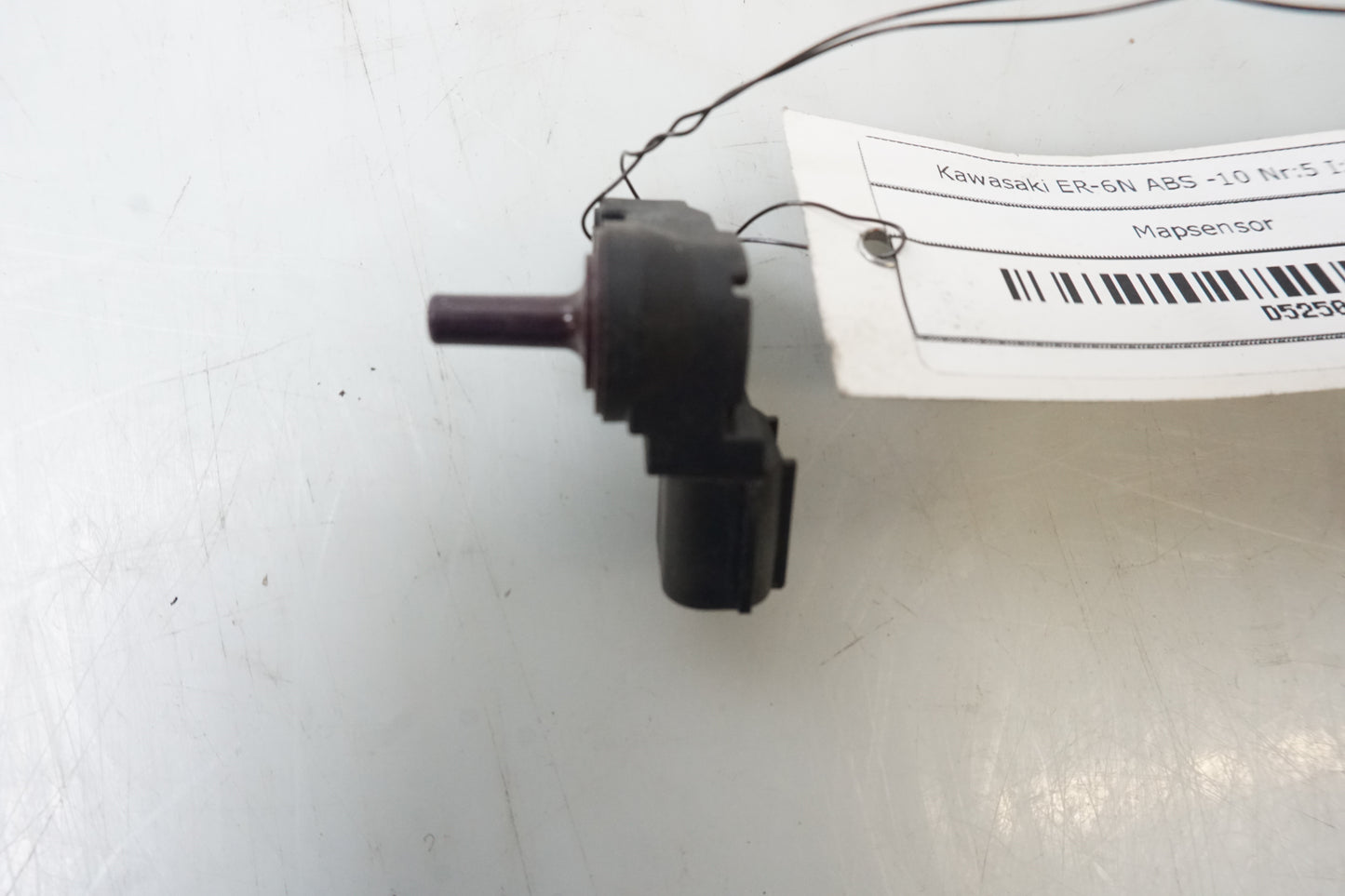 Baksidan på Mapsensor från en Kawasaki ER-6N -2010 motorcykel.
