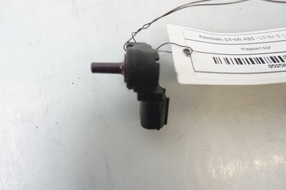 Baksidan på Mapsensor från en Kawasaki ER-6N -2010 motorcykel.