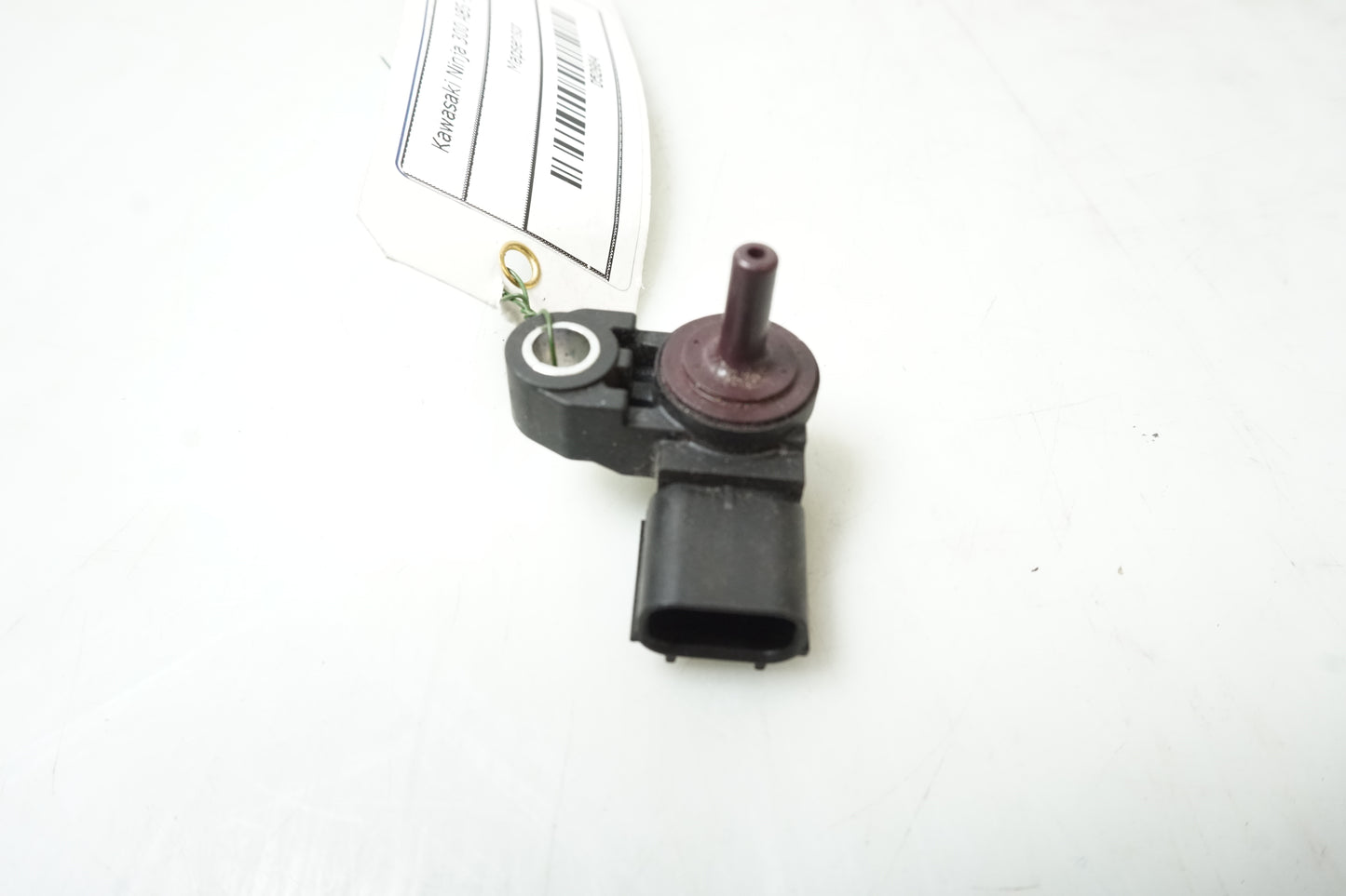 Baksidan på Mapsensor från en Kawasaki Ninja 300 -2014 motorcykel.