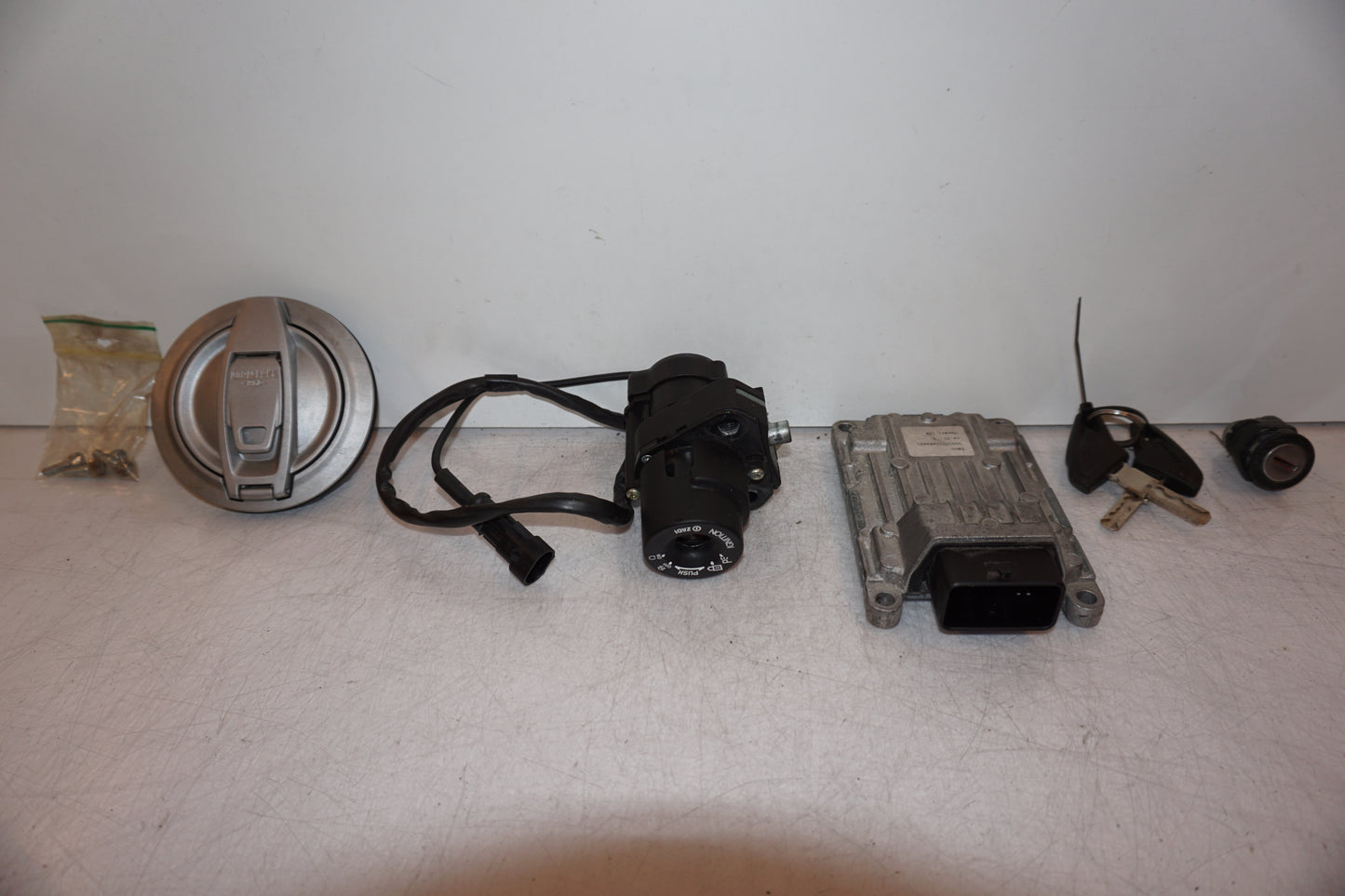 Framsidan på Låssats från en Ducati Scrambler 800 -2016 motorcykel.