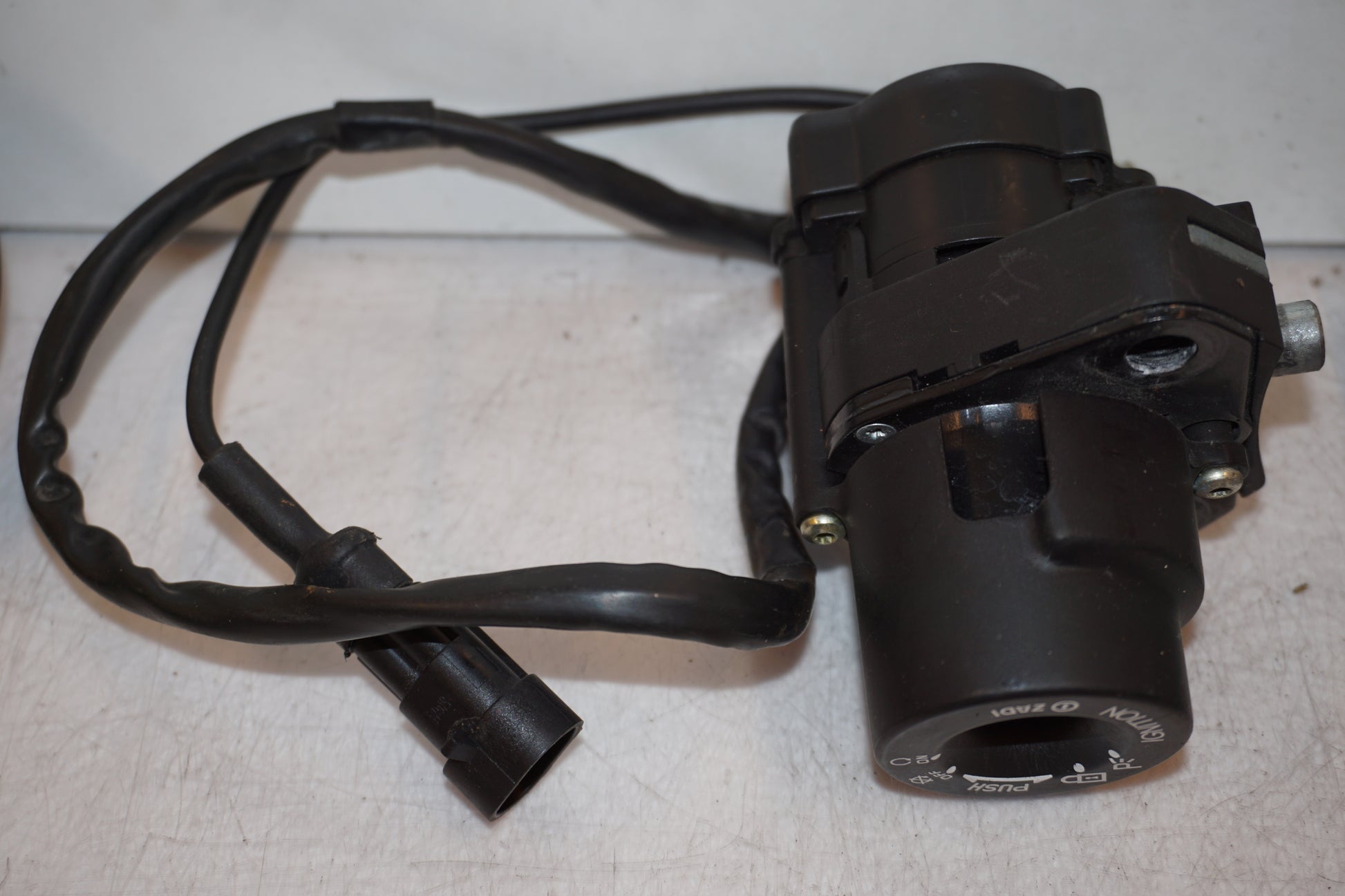 Vänster sida på Låssats från en Ducati Scrambler 800 -2016 motorcykel.