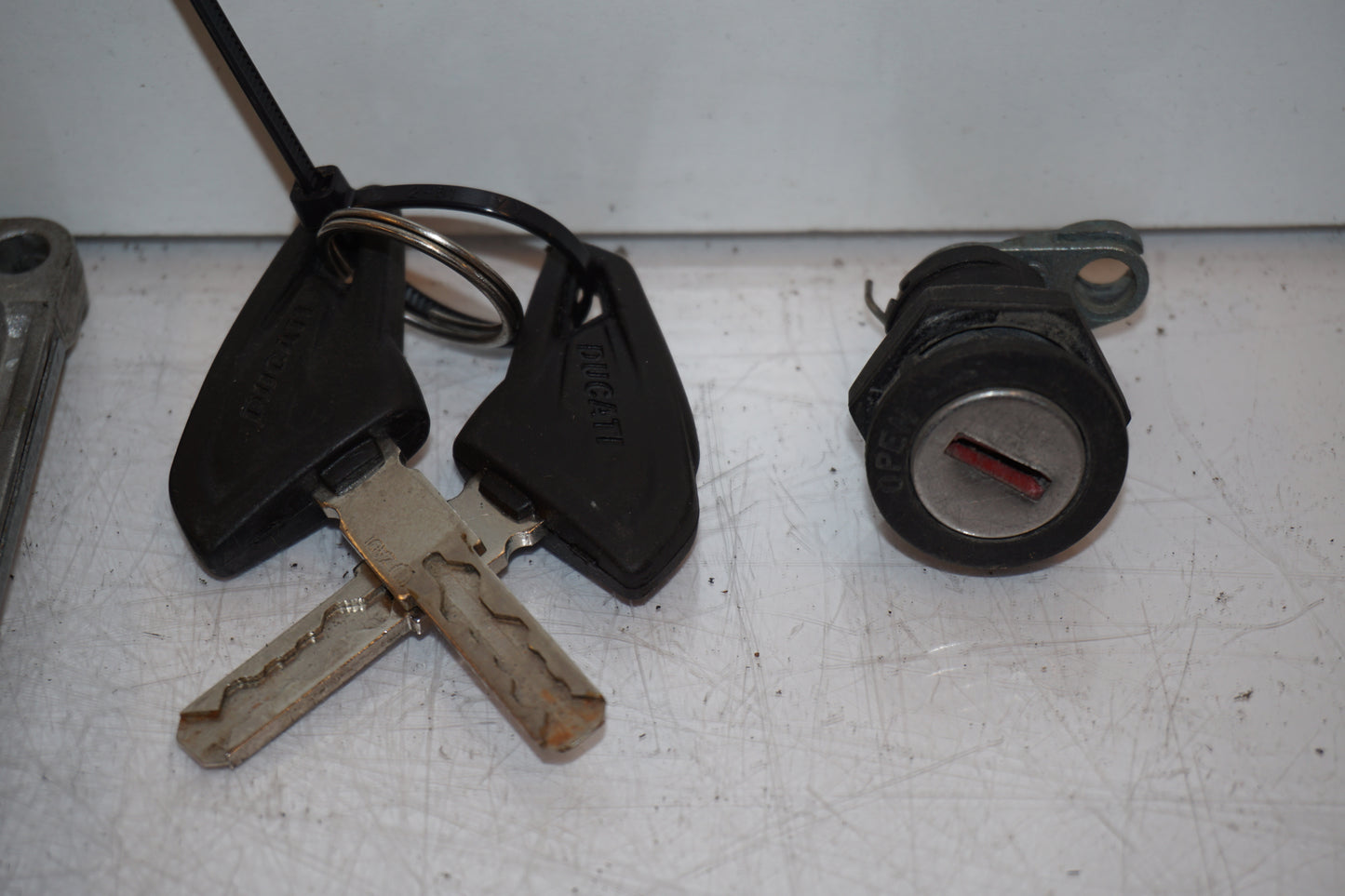 Snett nerifrån på Låssats från en Ducati Scrambler 800 -2016 motorcykel.