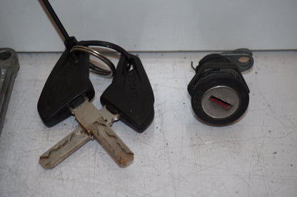 Snett nerifrån på Låssats från en Ducati Scrambler 800 -2016 motorcykel.