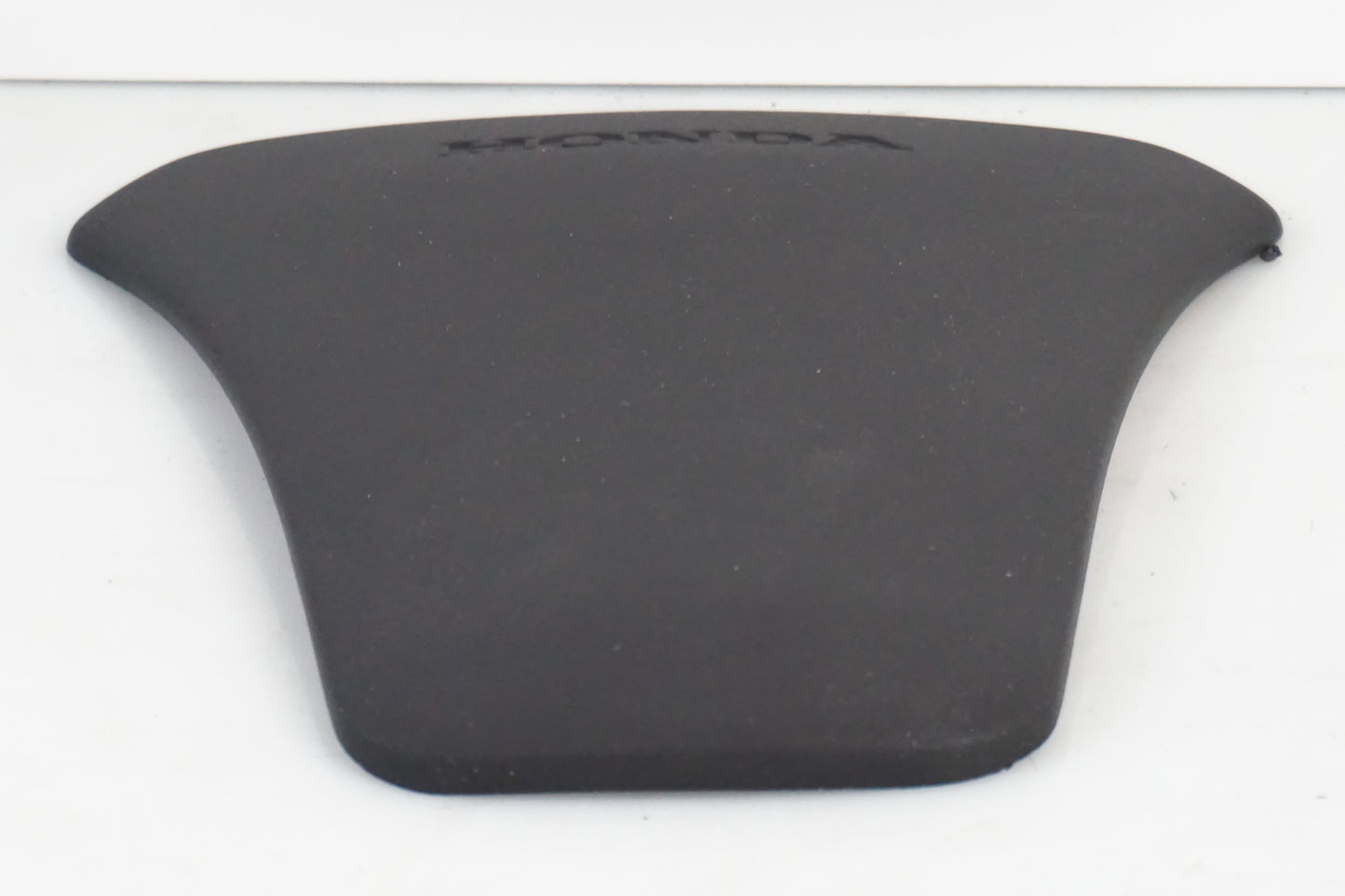 Baksidan på Bensintankskydd från en Honda Diverse -1999 motorcykel.