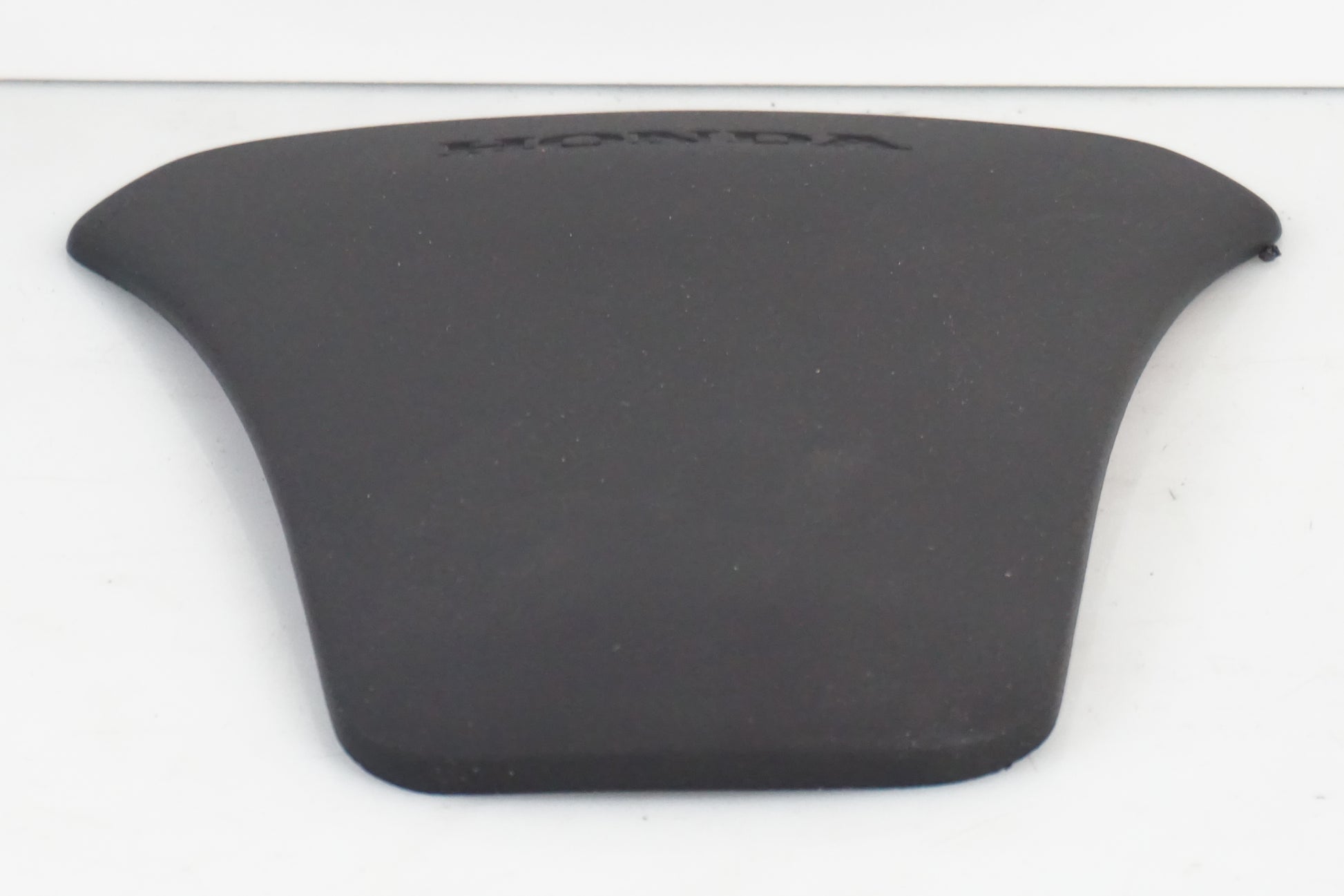 Baksidan på Bensintankskydd från en Honda Diverse -1999 motorcykel.