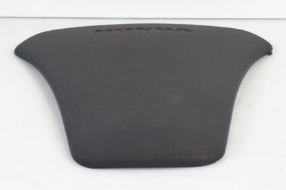 Baksidan på Bensintankskydd från en Honda Diverse -1999 motorcykel.