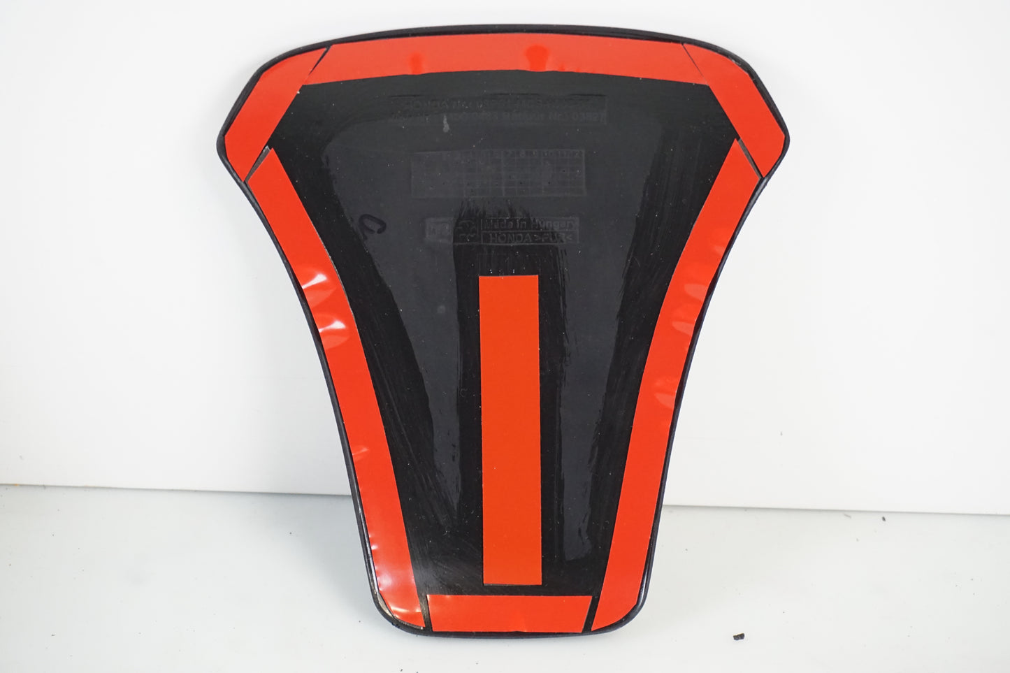 Höger sida på Bensintankskydd från en Honda Diverse -1999 motorcykel.