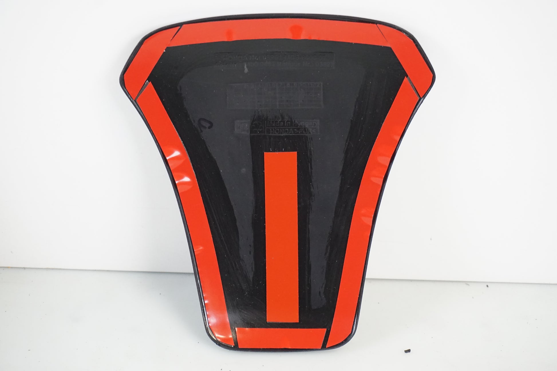 Höger sida på Bensintankskydd från en Honda Diverse -1999 motorcykel.