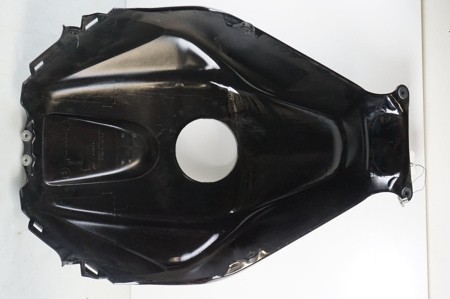 Snett nerifrån på Bensintankskåpa från en Honda CBR 600 RR -2003 motorcykel.