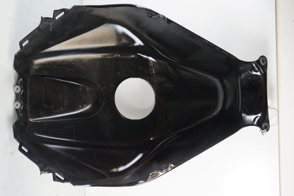 Snett nerifrån på Bensintankskåpa från en Honda CBR 600 RR -2003 motorcykel.