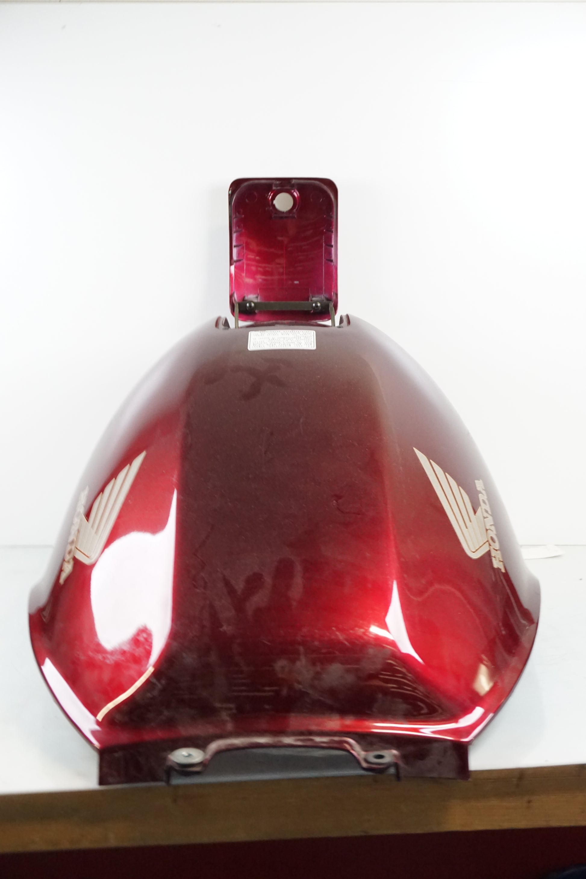 Baksidan på Bensintankskåpa från en Honda ST 1100 -1998 motorcykel.