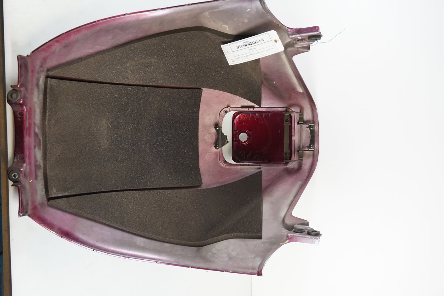 Snett nerifrån på Bensintankskåpa från en Honda ST 1100 -1998 motorcykel.