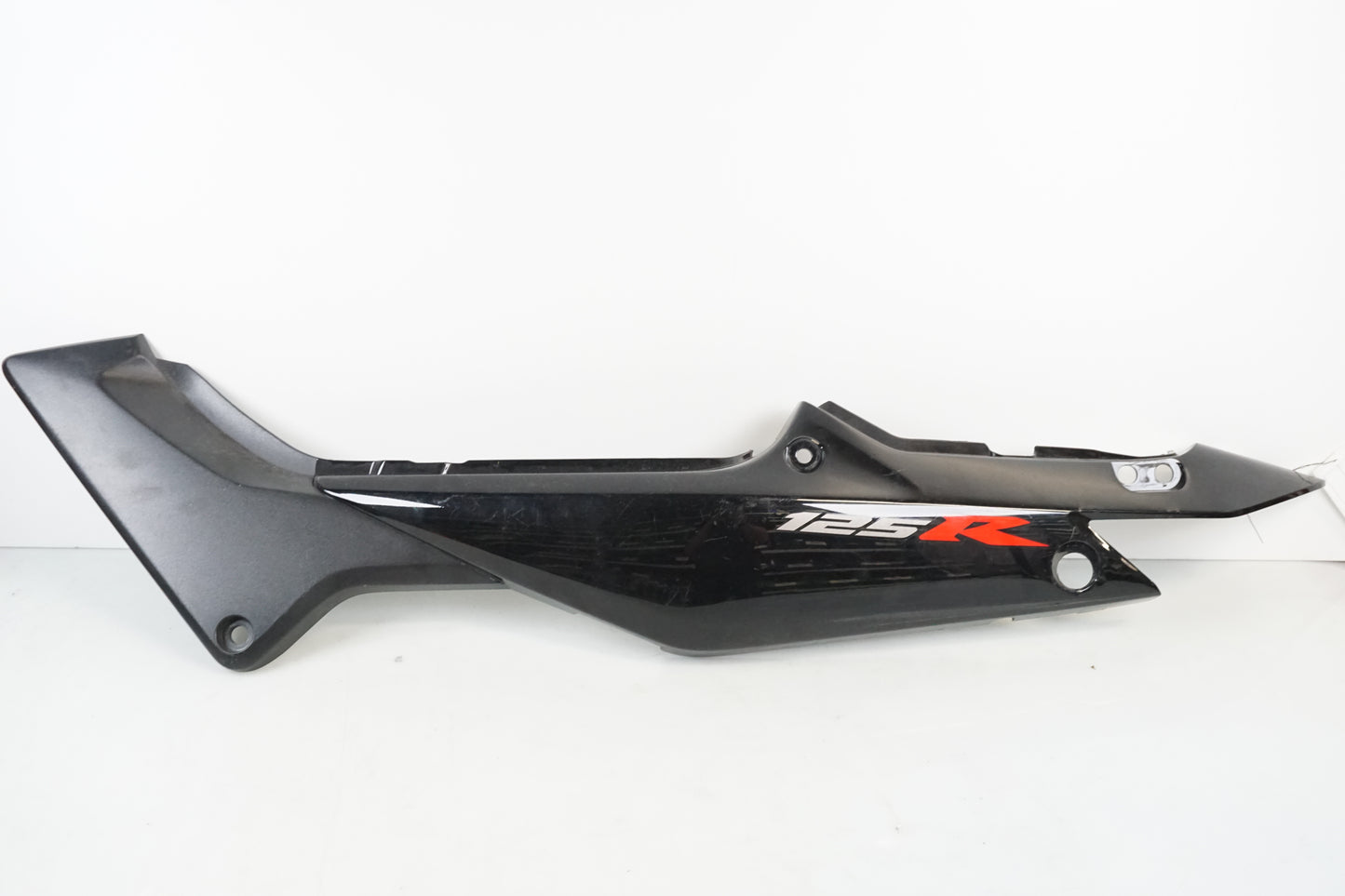 Framsidan på Bakvinge från en Honda CBR 125 R -2004 motorcykel.