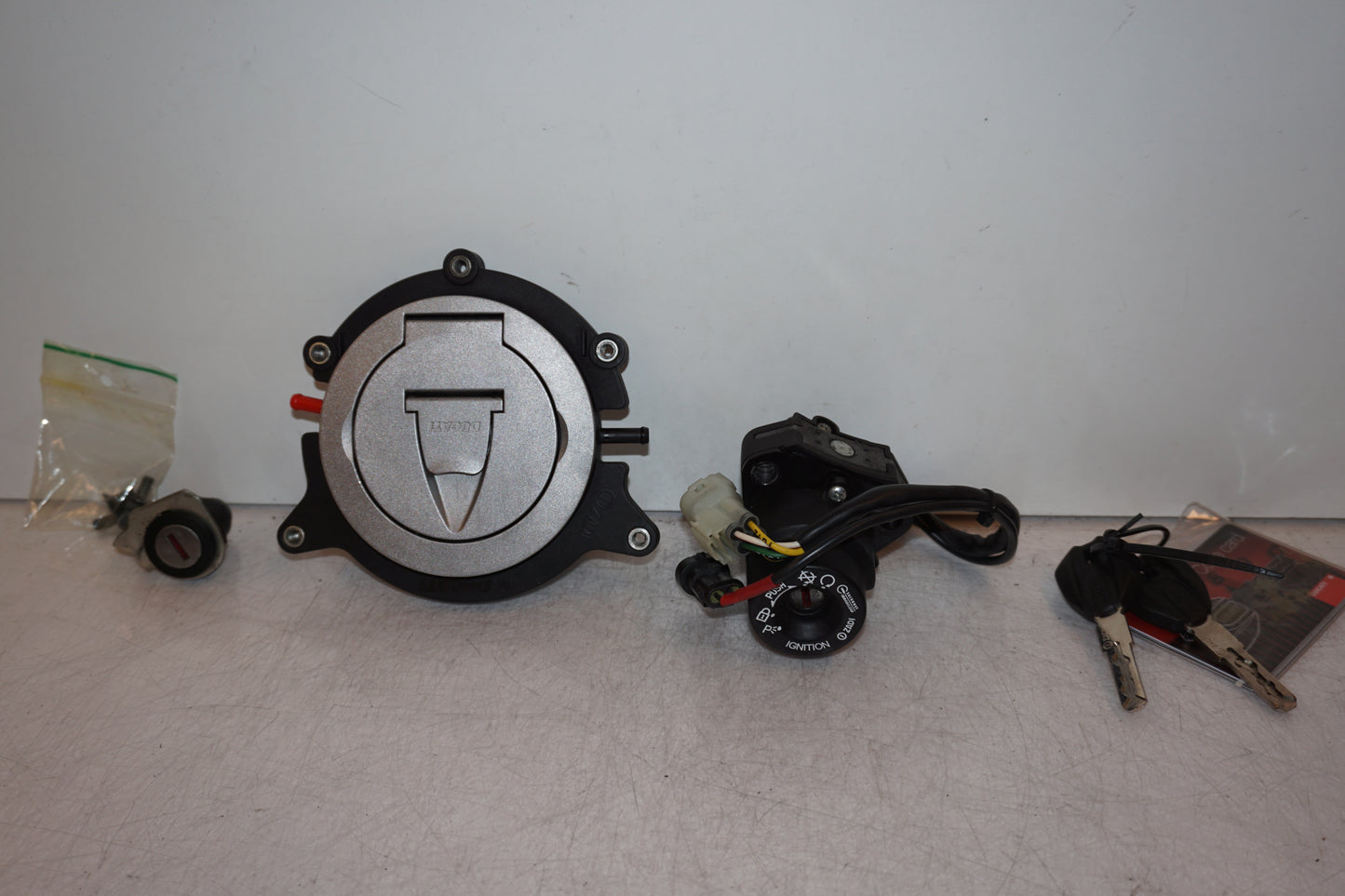 Framsidan på Låssats från en Ducati Monster 696 -2008 motorcykel.