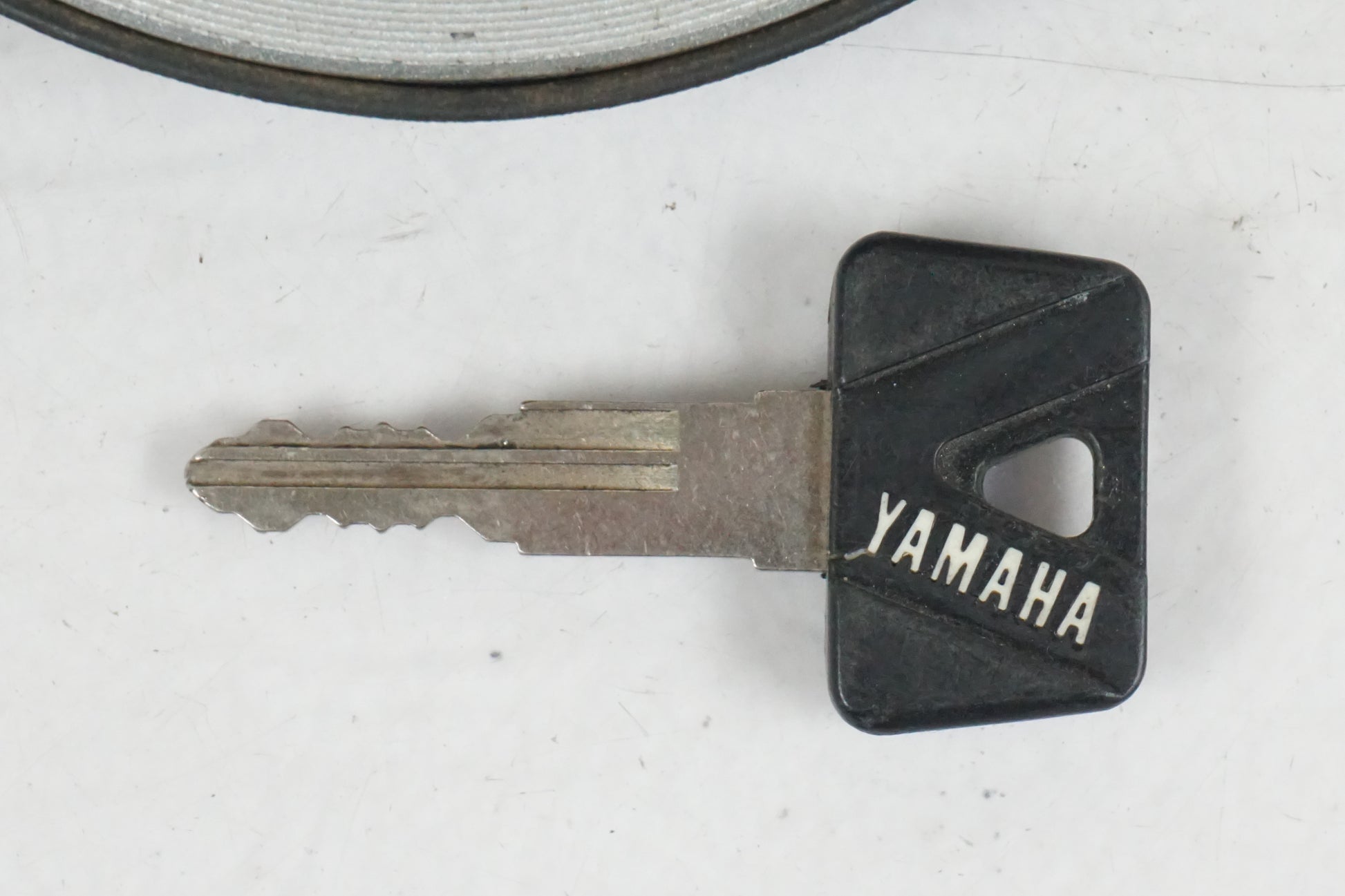 Baksidan på Tanklock från en Yamaha FZ 750 -1988 motorcykel.