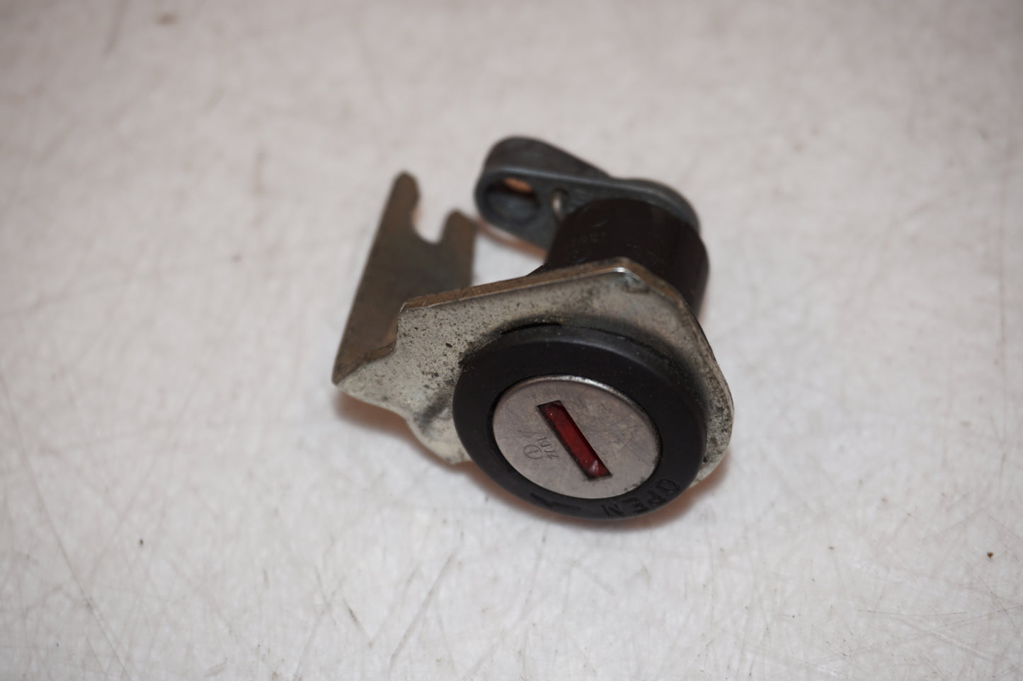 Höger sida på Låssats från en Ducati Monster 696 -2008 motorcykel.