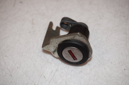 Höger sida på Låssats från en Ducati Monster 696 -2008 motorcykel.