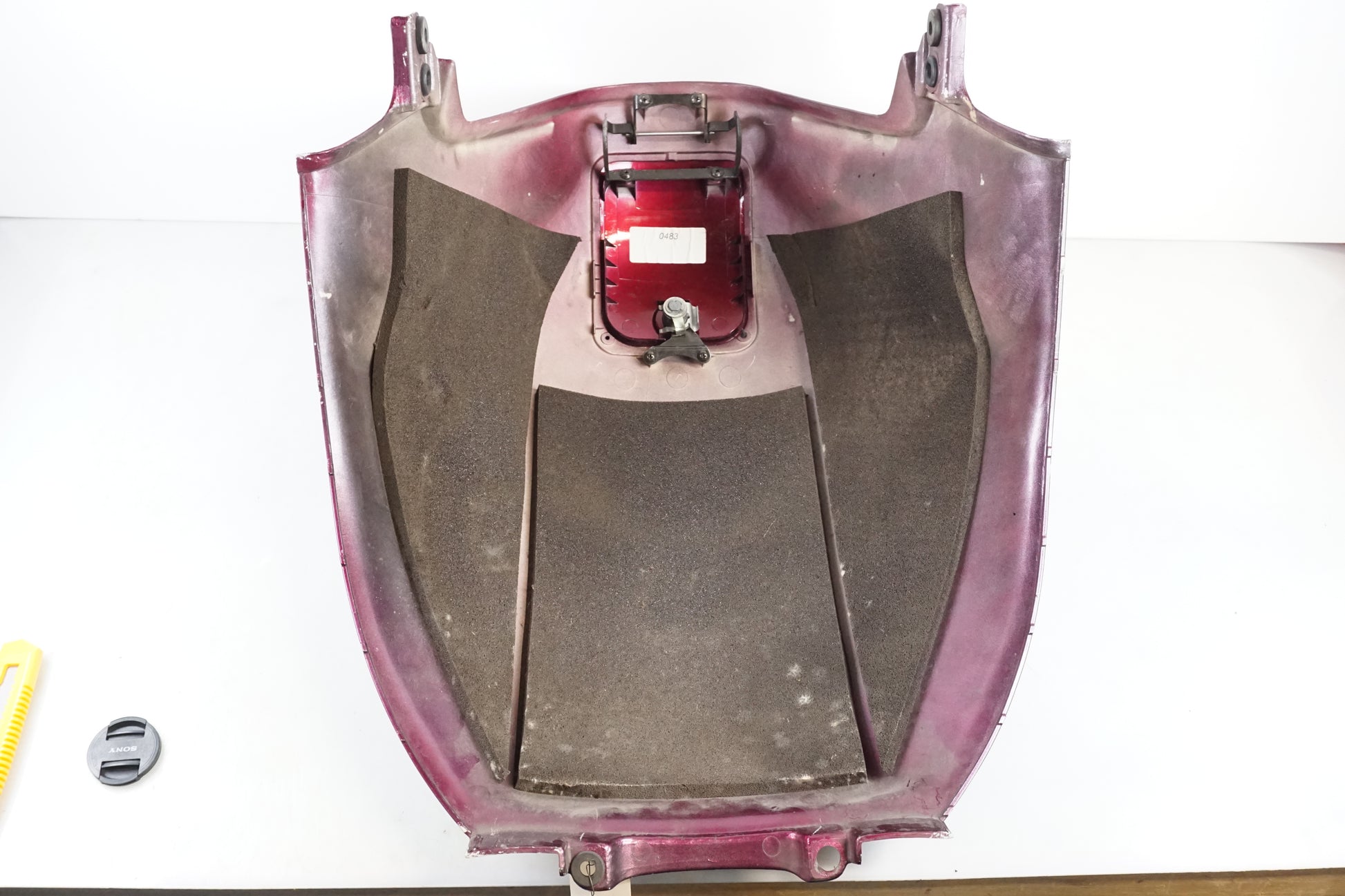 Snett nerifrån på Bensintankskåpa från en Honda ST 1100 -1999 motorcykel.