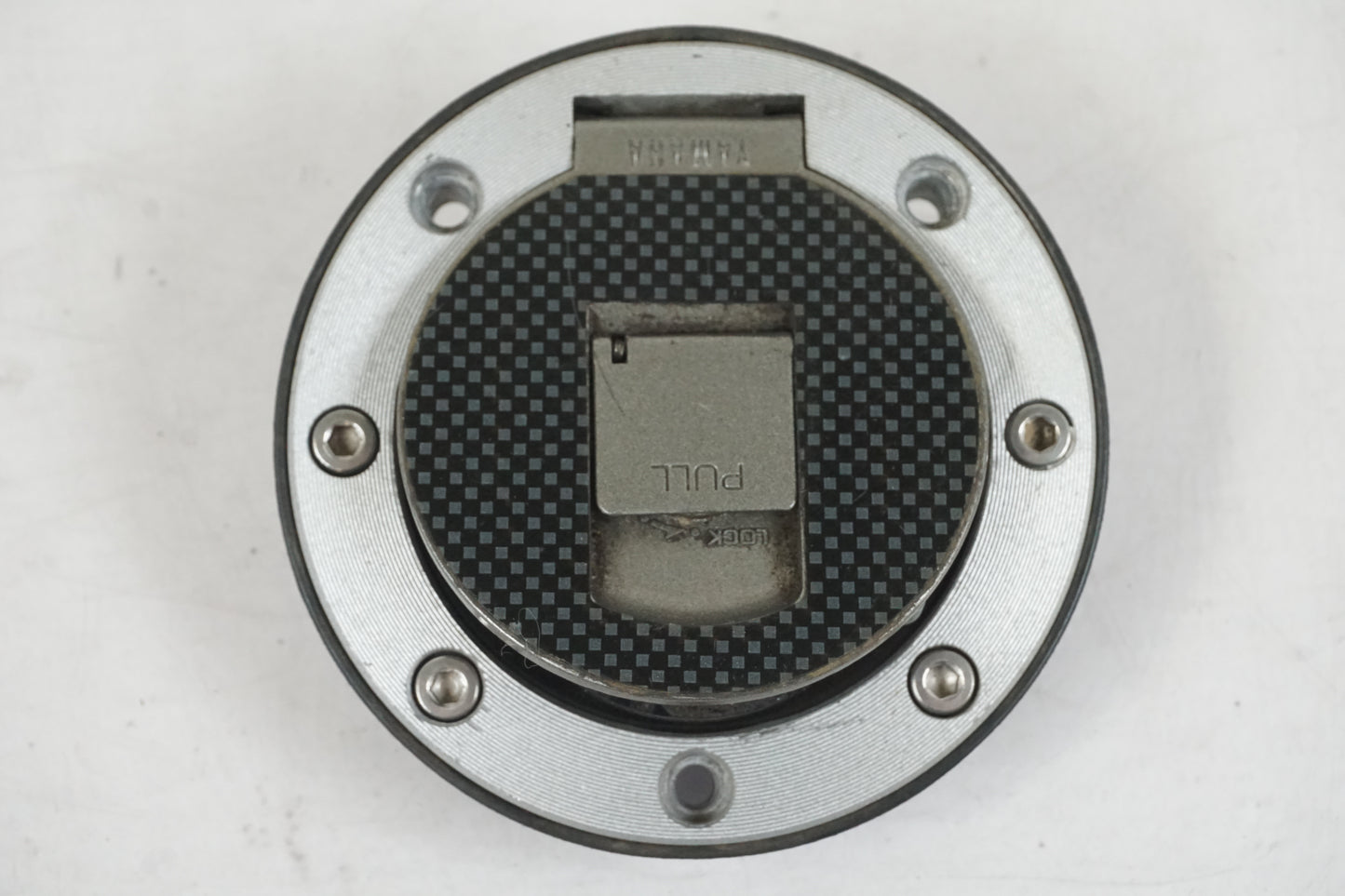 Snett uppifrån på Tanklock från en Yamaha FZ 750 -1988 motorcykel.