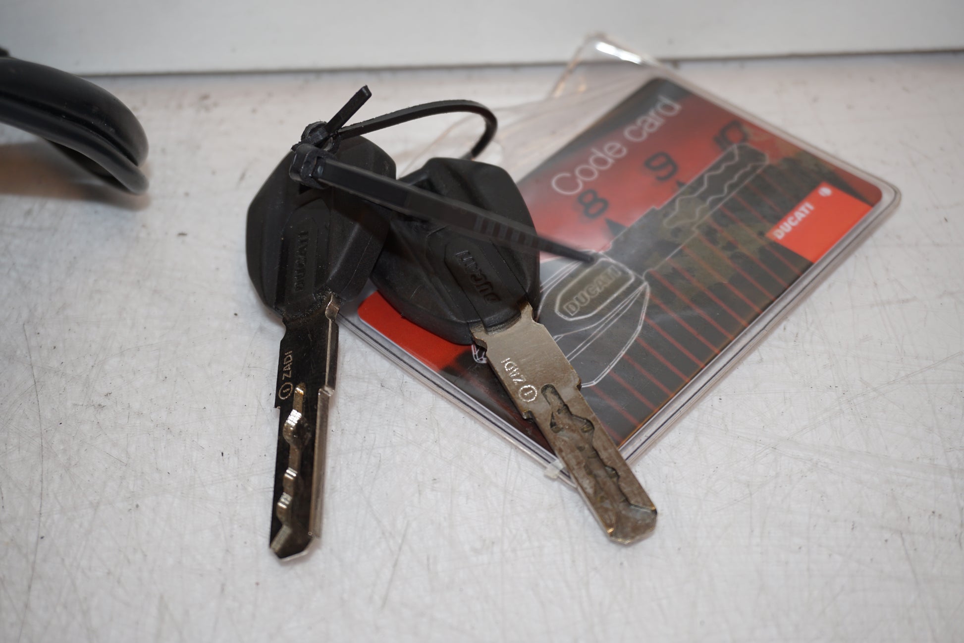 Snett nerifrån på Låssats från en Ducati Monster 696 -2008 motorcykel.