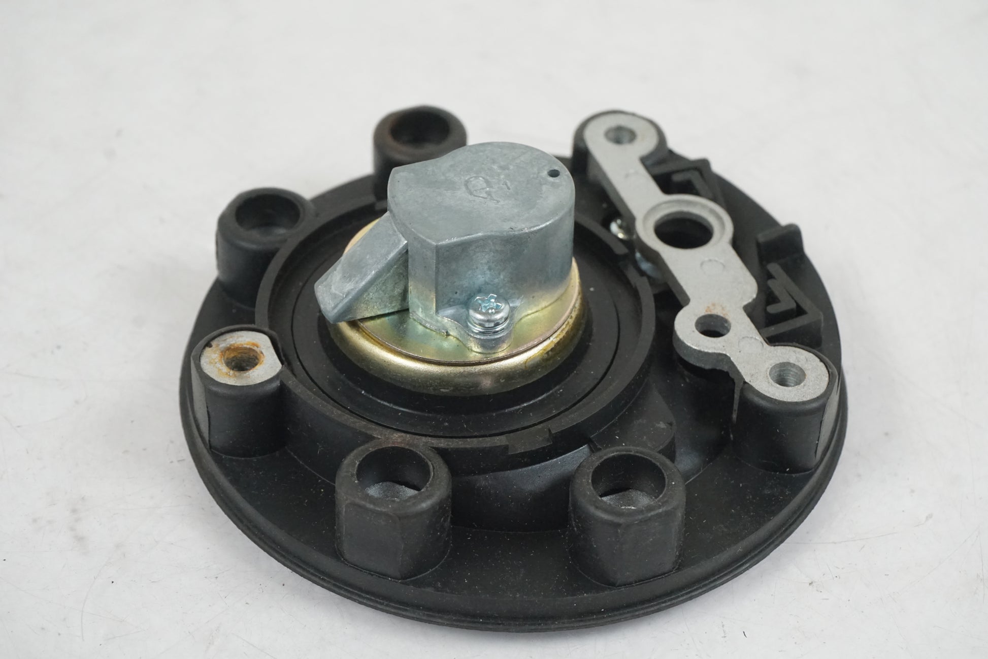 Snett nerifrån på Tanklock från en Yamaha FZ 750 -1988 motorcykel.