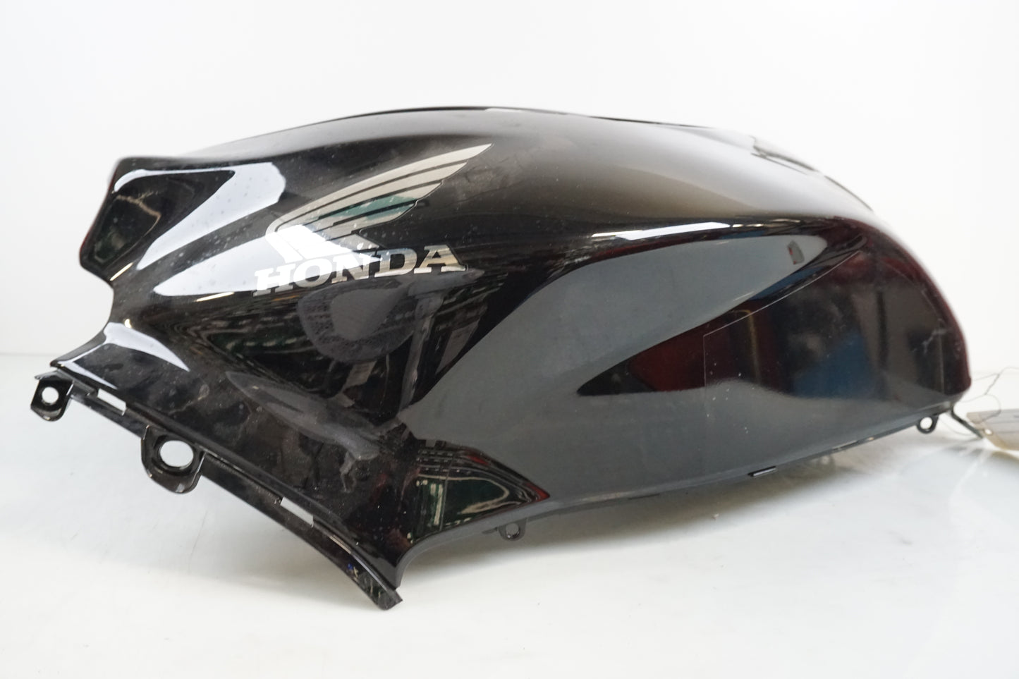 Snett uppifrån på Bensintankskåpa från en Honda CBR 600 -2008 motorcykel.