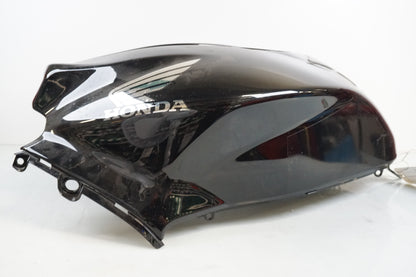 Snett uppifrån på Bensintankskåpa från en Honda CBR 600 -2008 motorcykel.