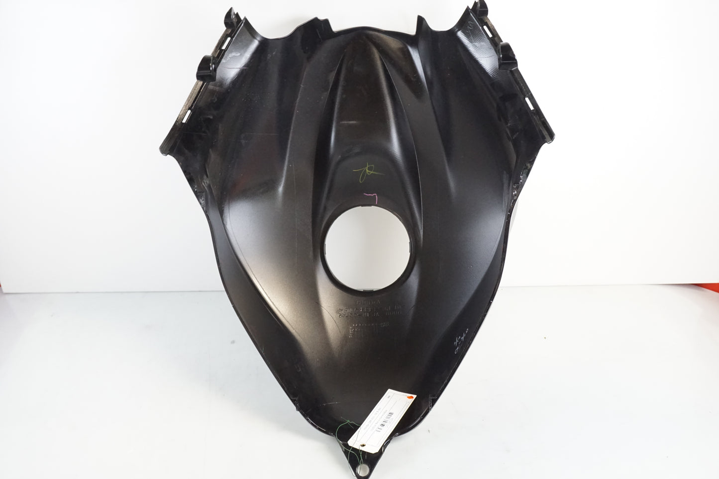 Snett nerifrån på Bensintankskåpa från en Honda CBR 600 -2008 motorcykel.