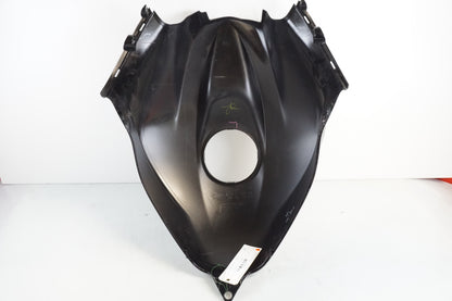 Snett nerifrån på Bensintankskåpa från en Honda CBR 600 -2008 motorcykel.