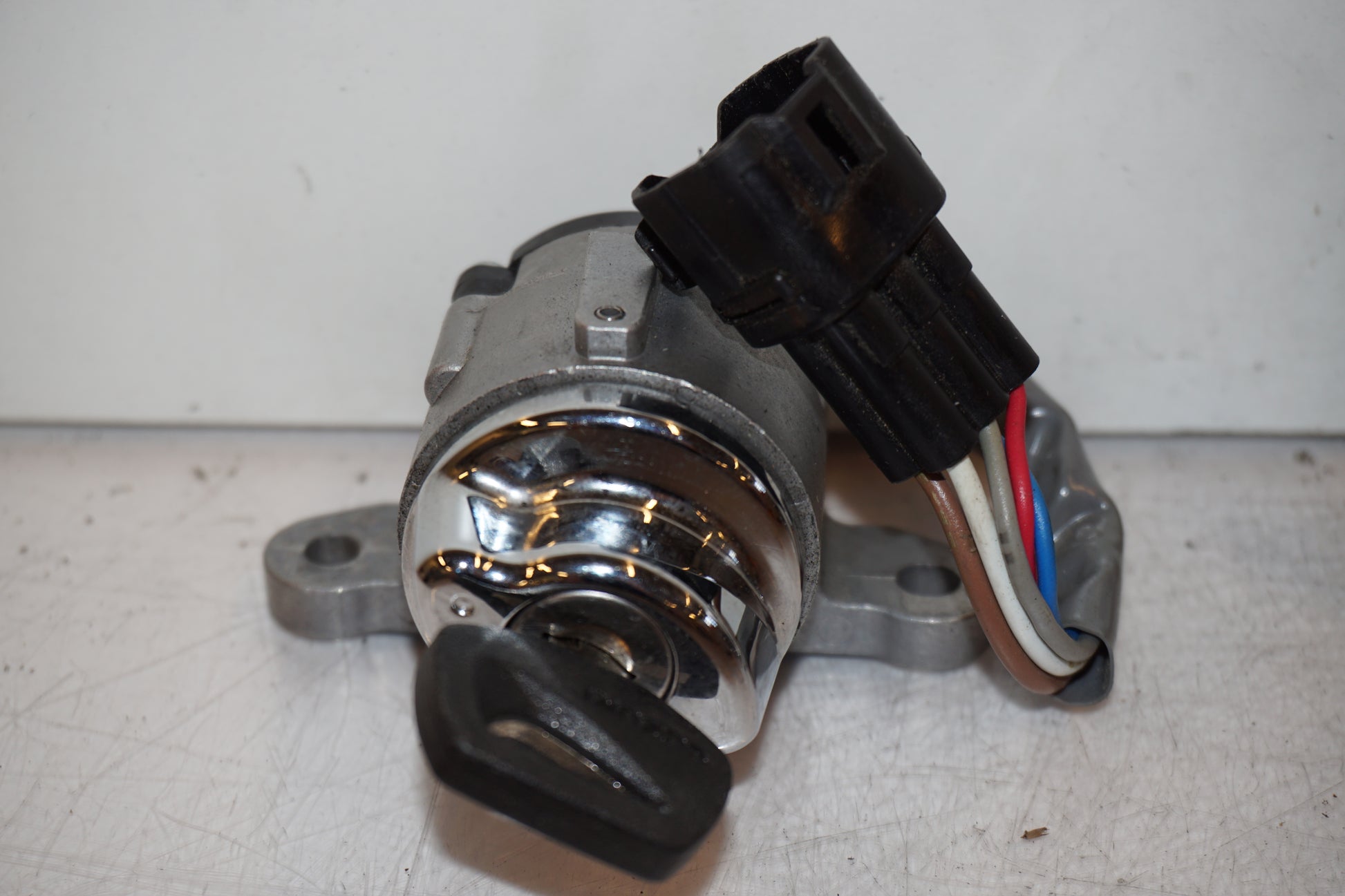 Baksidan på Låssats från en Suzuki VZ 1600 -2005 motorcykel.