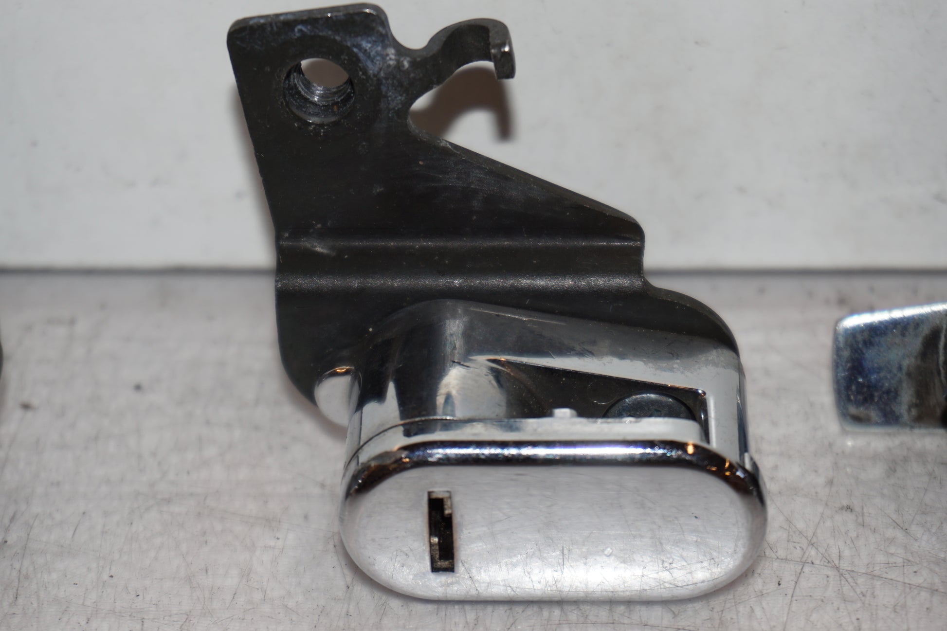 Höger sida på Låssats från en Suzuki VZ 1600 -2005 motorcykel.