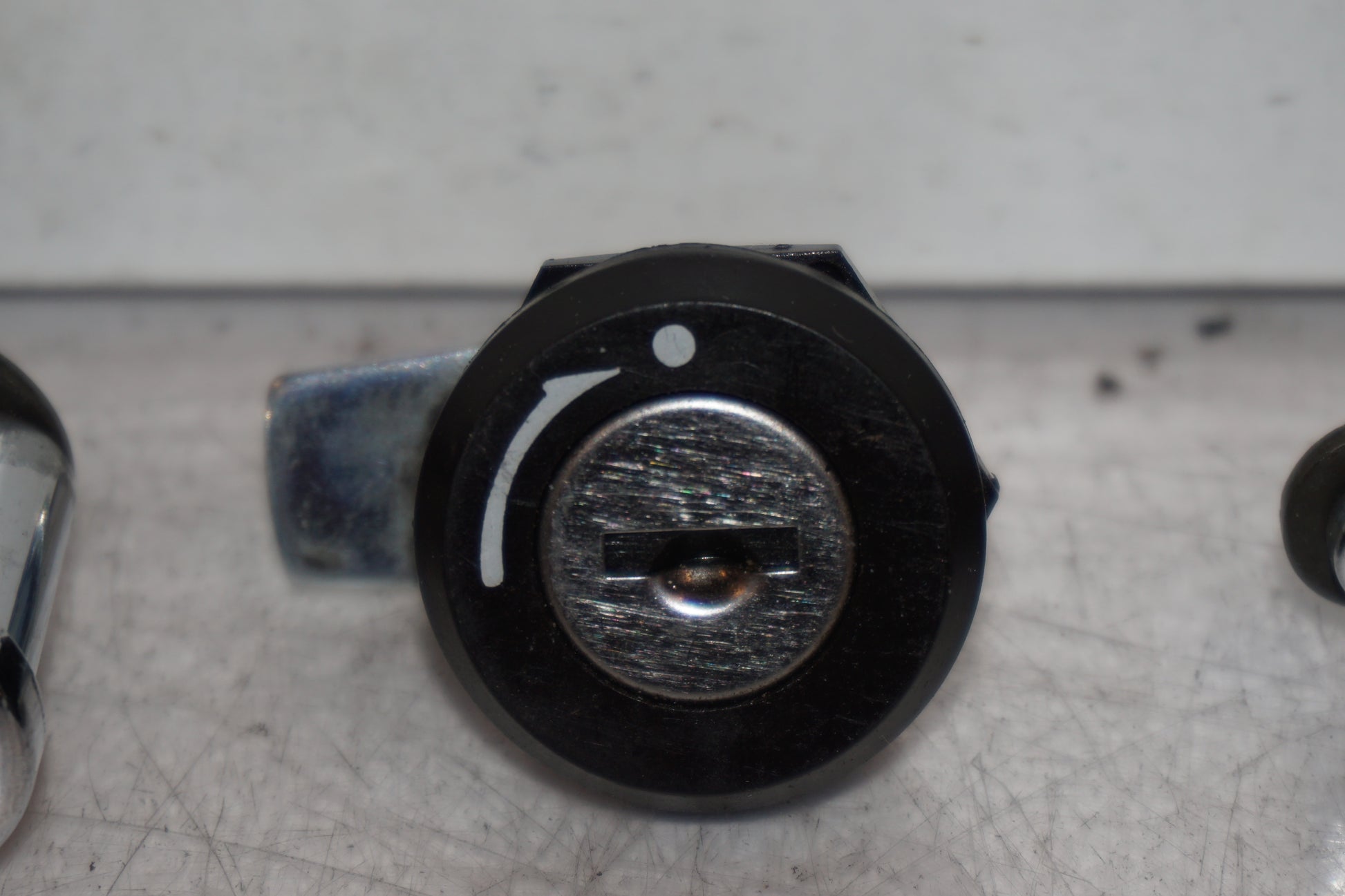 Vänster sida på Låssats från en Suzuki VZ 1600 -2005 motorcykel.