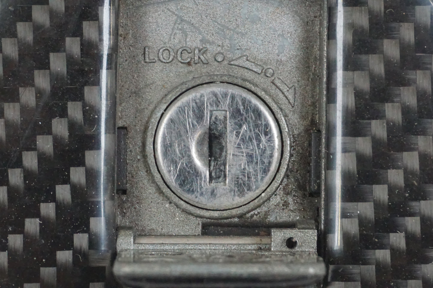 Vänster sida på Tanklock från en Yamaha YZF 600 R -1997 motorcykel.