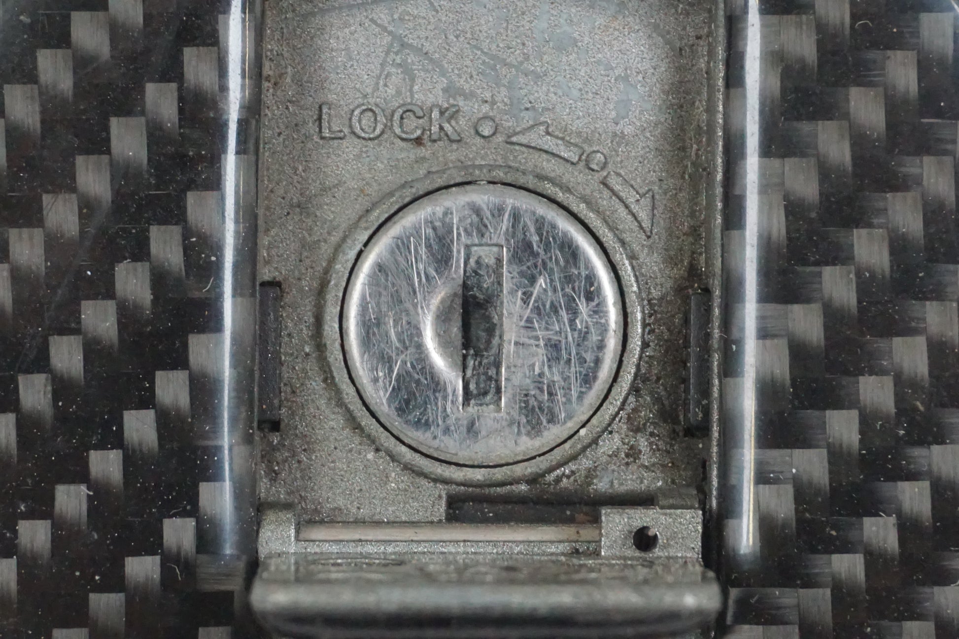 Vänster sida på Tanklock från en Yamaha YZF 600 R -1997 motorcykel.