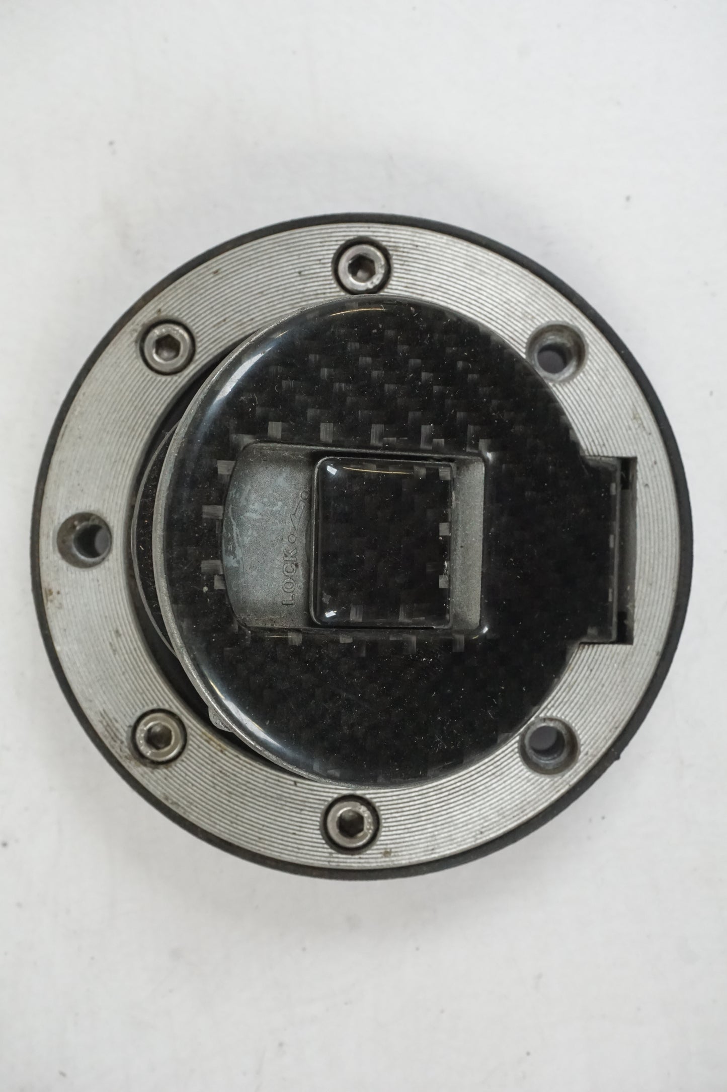 Snett uppifrån på Tanklock från en Yamaha YZF 600 R -1997 motorcykel.