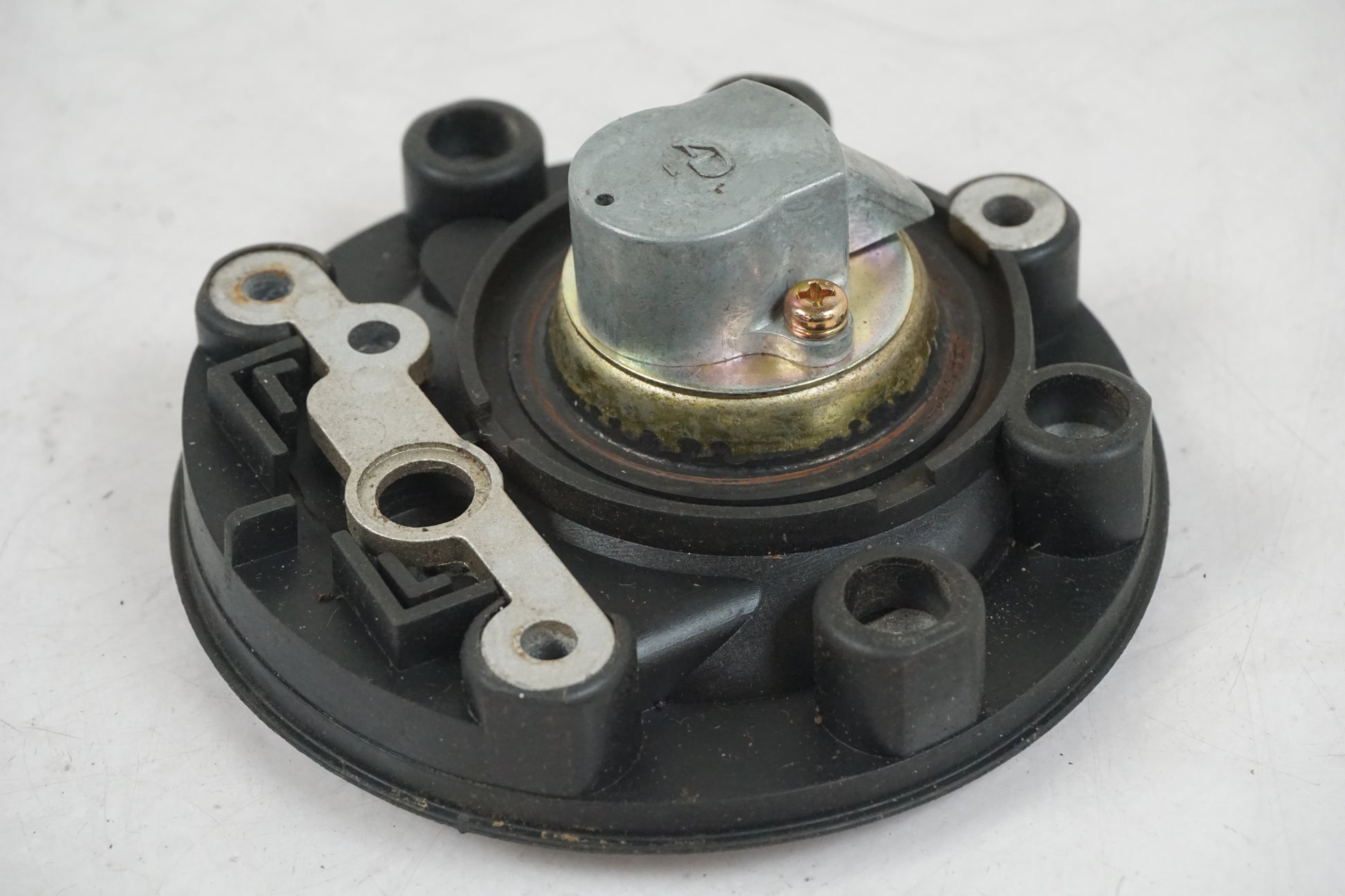 Snett nerifrån på Tanklock från en Yamaha YZF 600 R -1997 motorcykel.