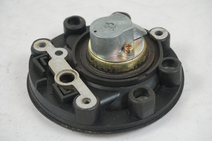 Snett nerifrån på Tanklock från en Yamaha YZF 600 R -1997 motorcykel.