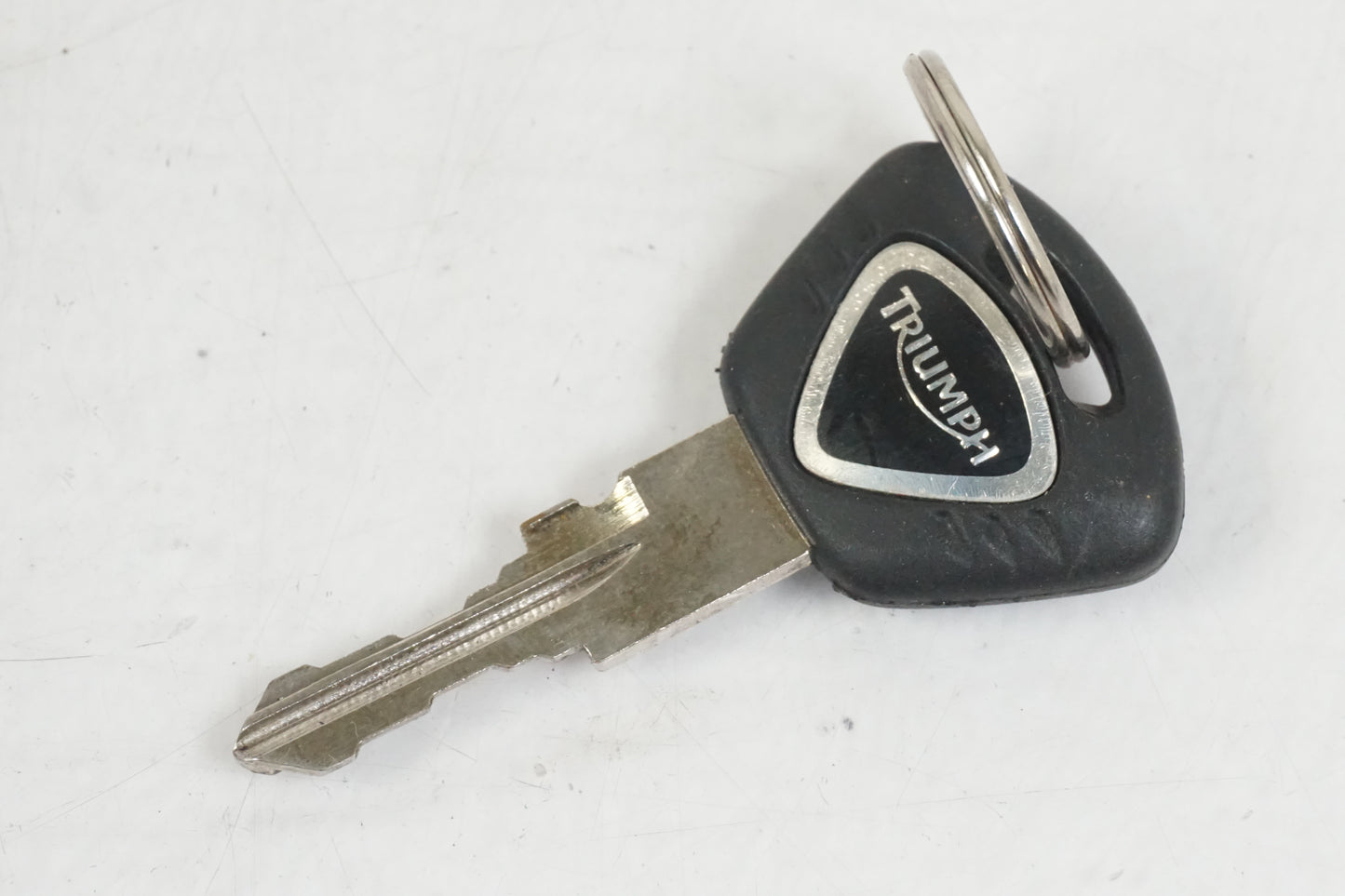 Baksidan på Låssats från en Triumph Street Triple -2011 motorcykel.