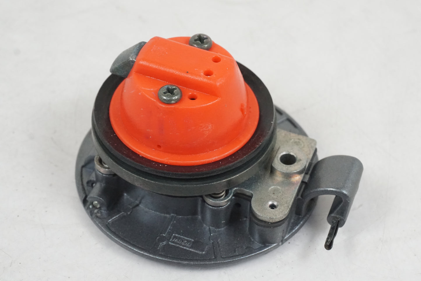 Snett nerifrån på Låssats från en Triumph Street Triple -2011 motorcykel.