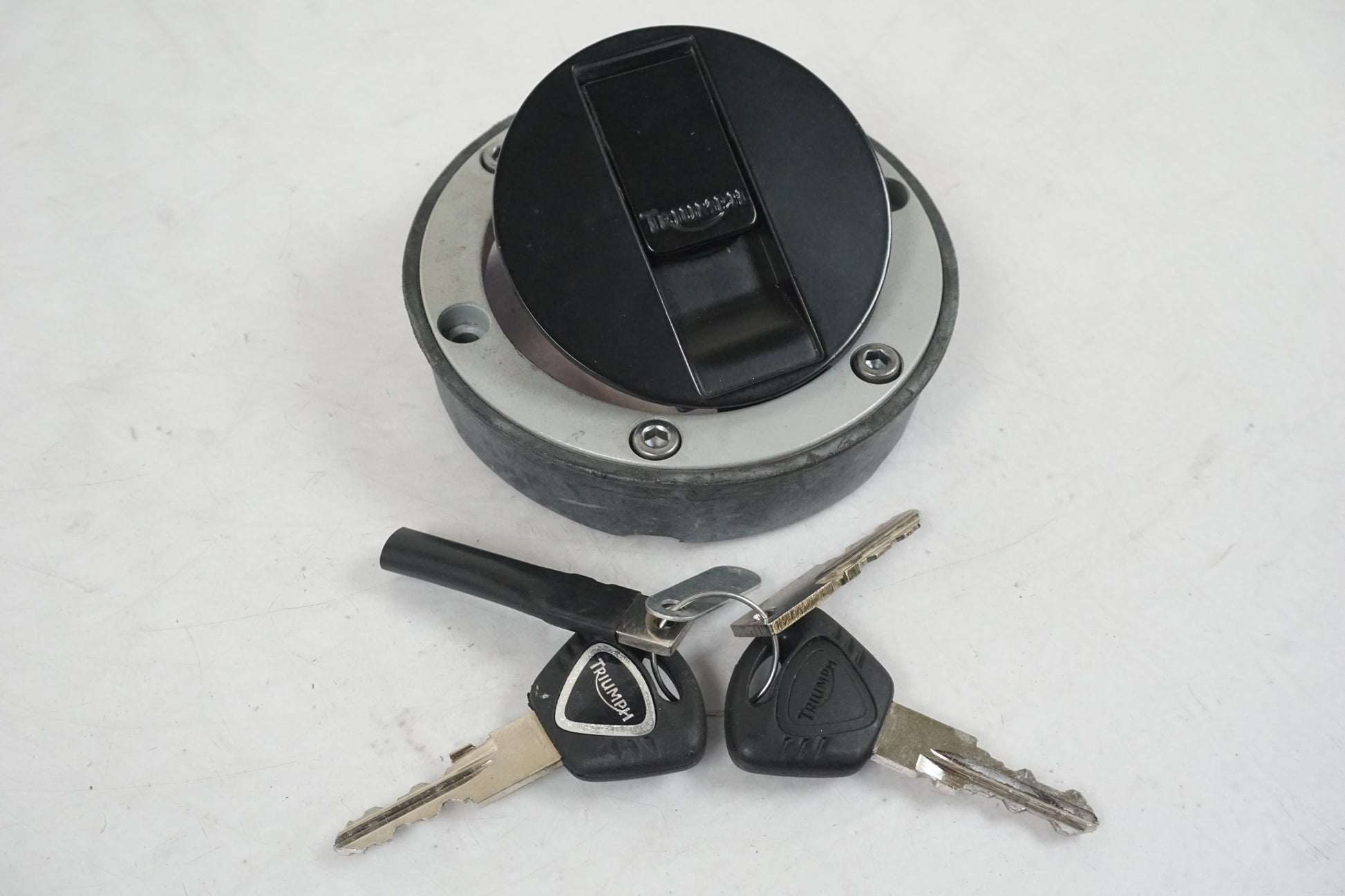 Framsidan på Tanklock från en Triumph Sprint GT -2011 motorcykel.